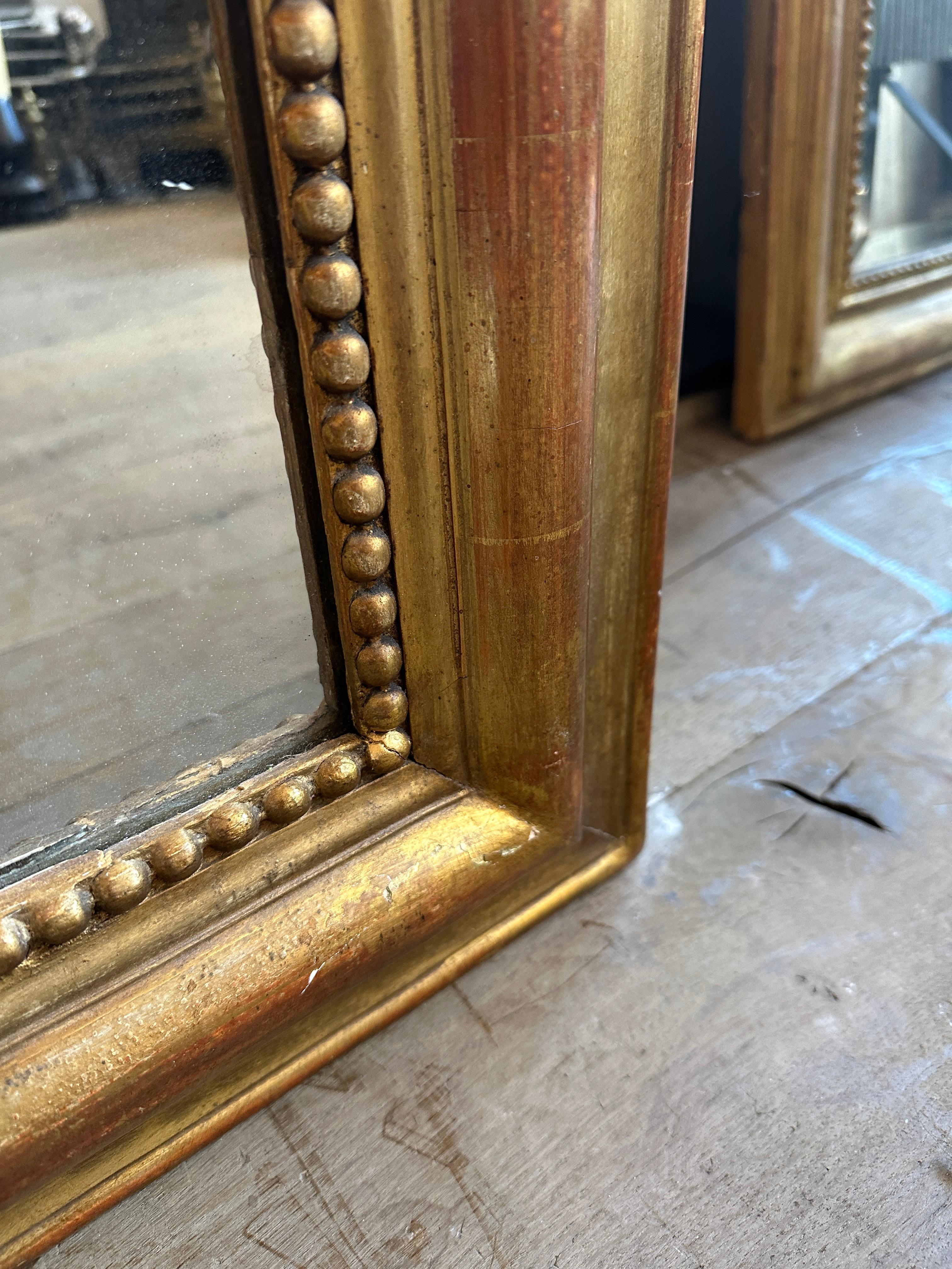 Un grand miroir français ancien Louis Philippe, doré et surmonté de dômes dorés Bon état - En vente à London, GB