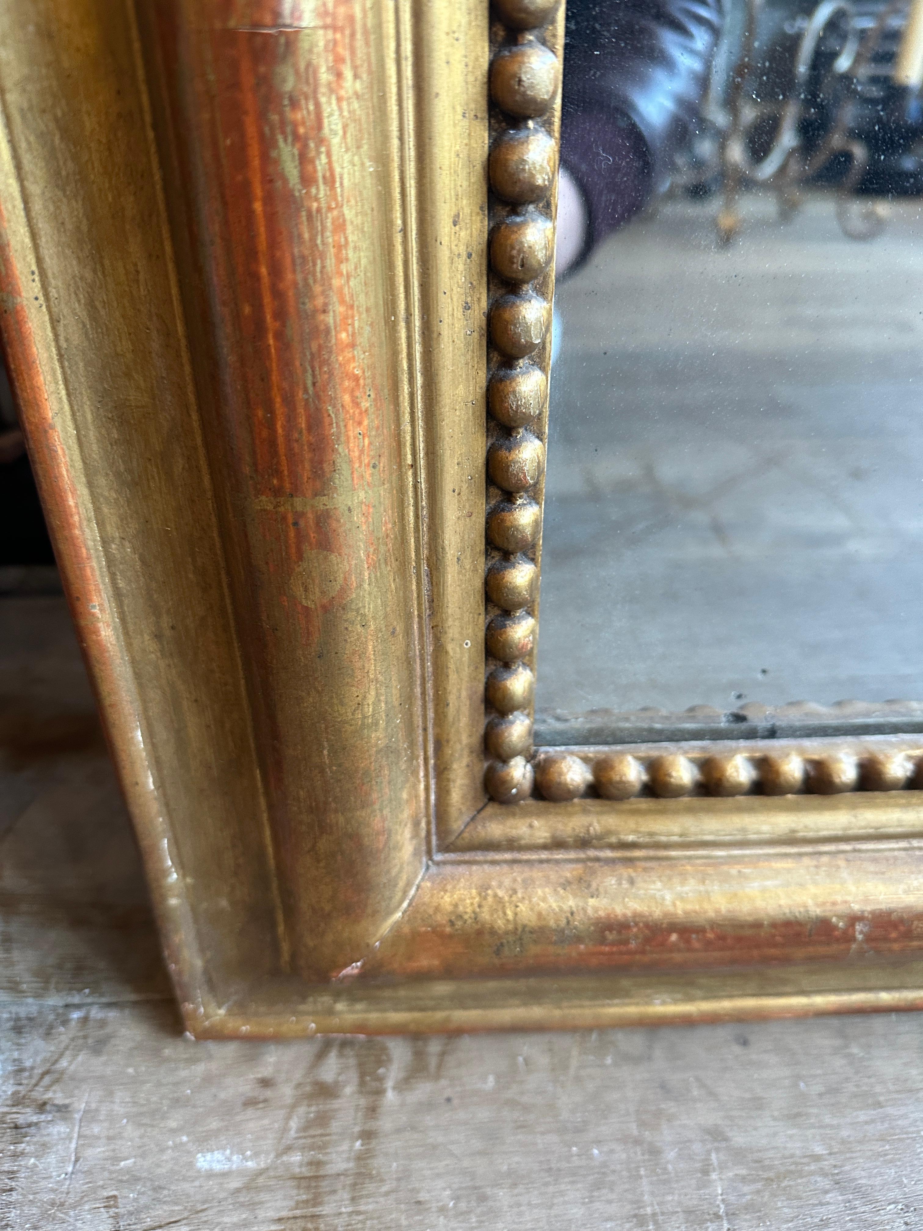 XIXe siècle Un grand miroir français ancien Louis Philippe, doré et surmonté de dômes dorés en vente