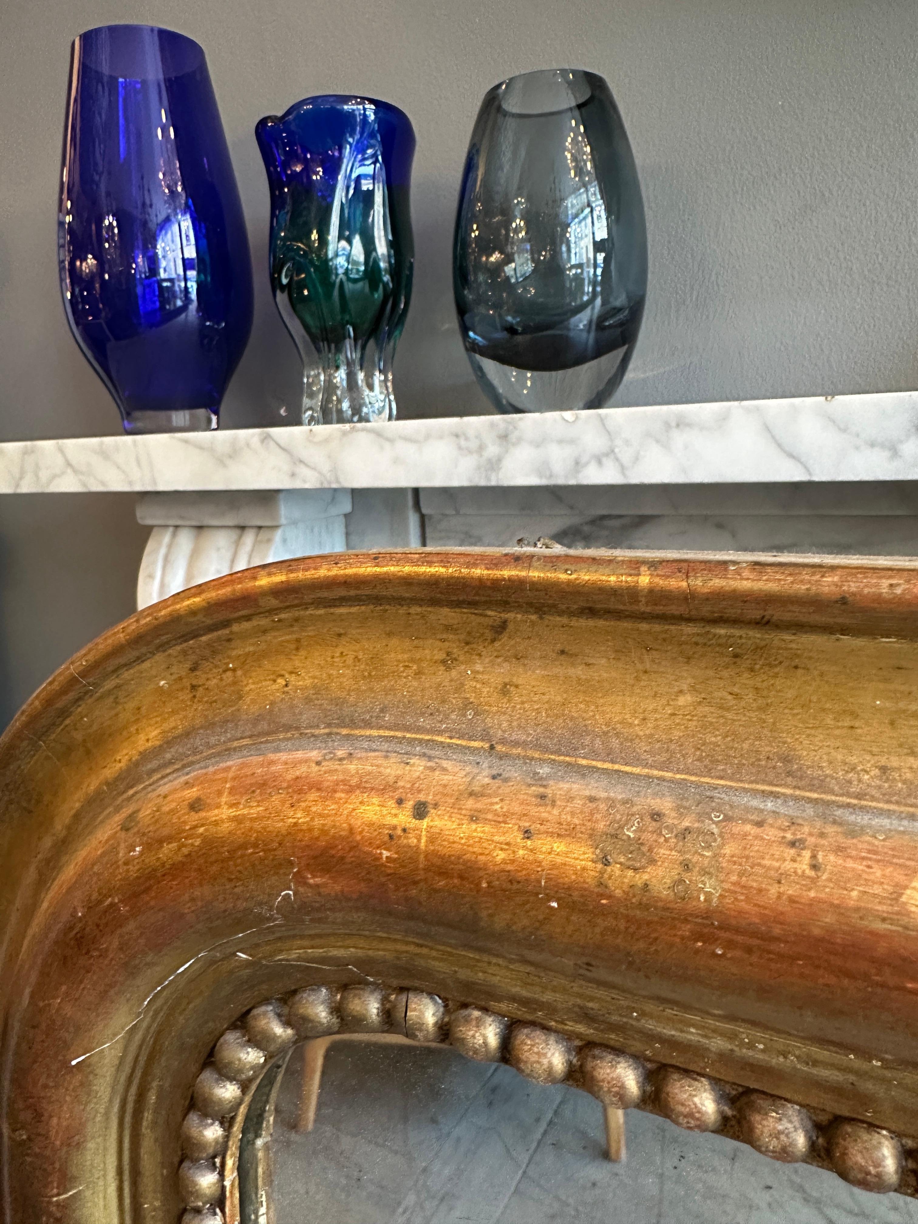 Bois doré Un grand miroir français ancien Louis Philippe, doré et surmonté de dômes dorés en vente