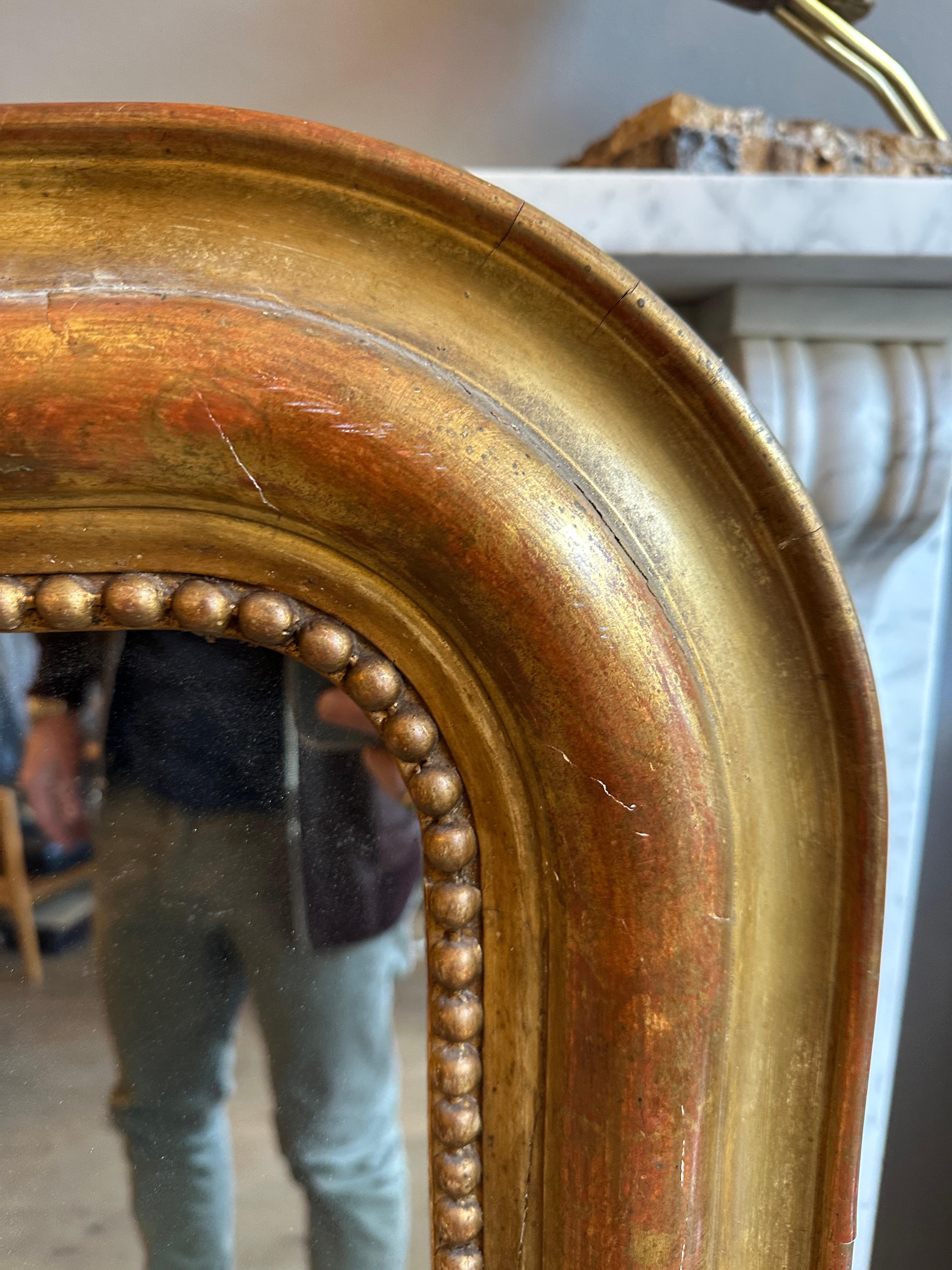 Un grand miroir français ancien Louis Philippe, doré et surmonté de dômes dorés en vente 1