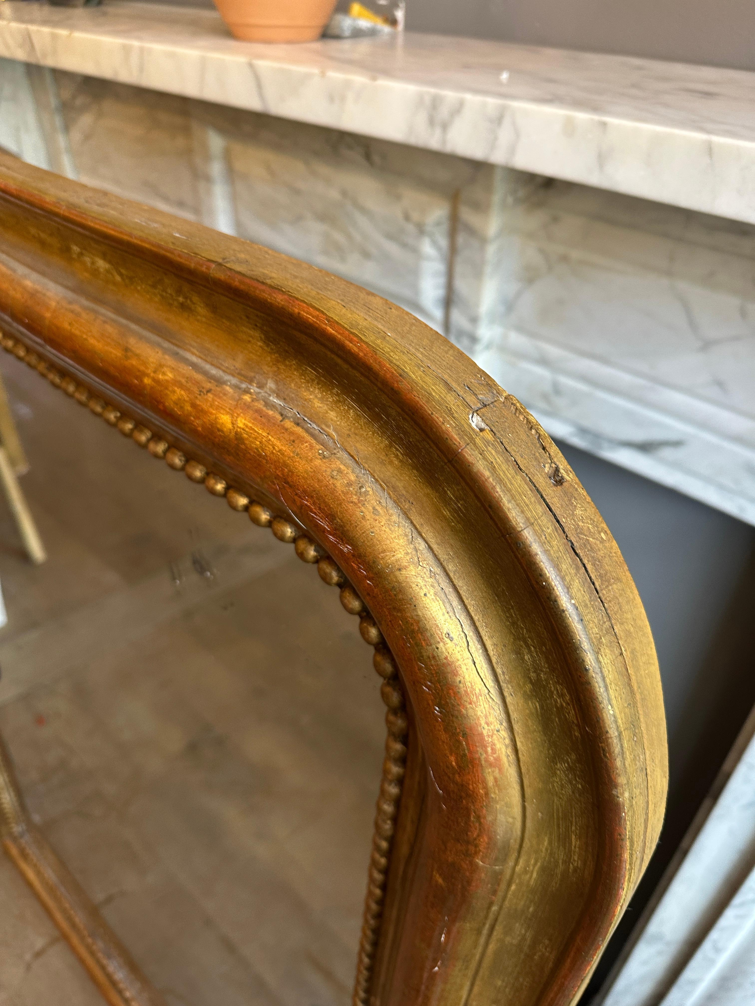 Un grand miroir français ancien Louis Philippe, doré et surmonté de dômes dorés en vente 2