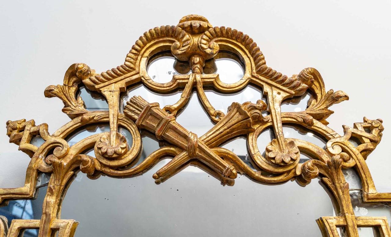 Grand miroir à fronton en bois doré d'époque Louis XIV, début du 18e siècle.

Miroir à fronton en bois sculpté et doré d'époque Louis XIV, début du XVIIIe siècle.
H : 184cm, L : 97cm, P : 6cm
