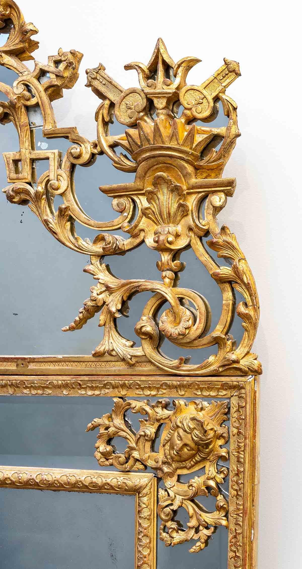 Français Grand miroir à fronton en bois doré d'époque Louis XIV, début du 18e siècle en vente