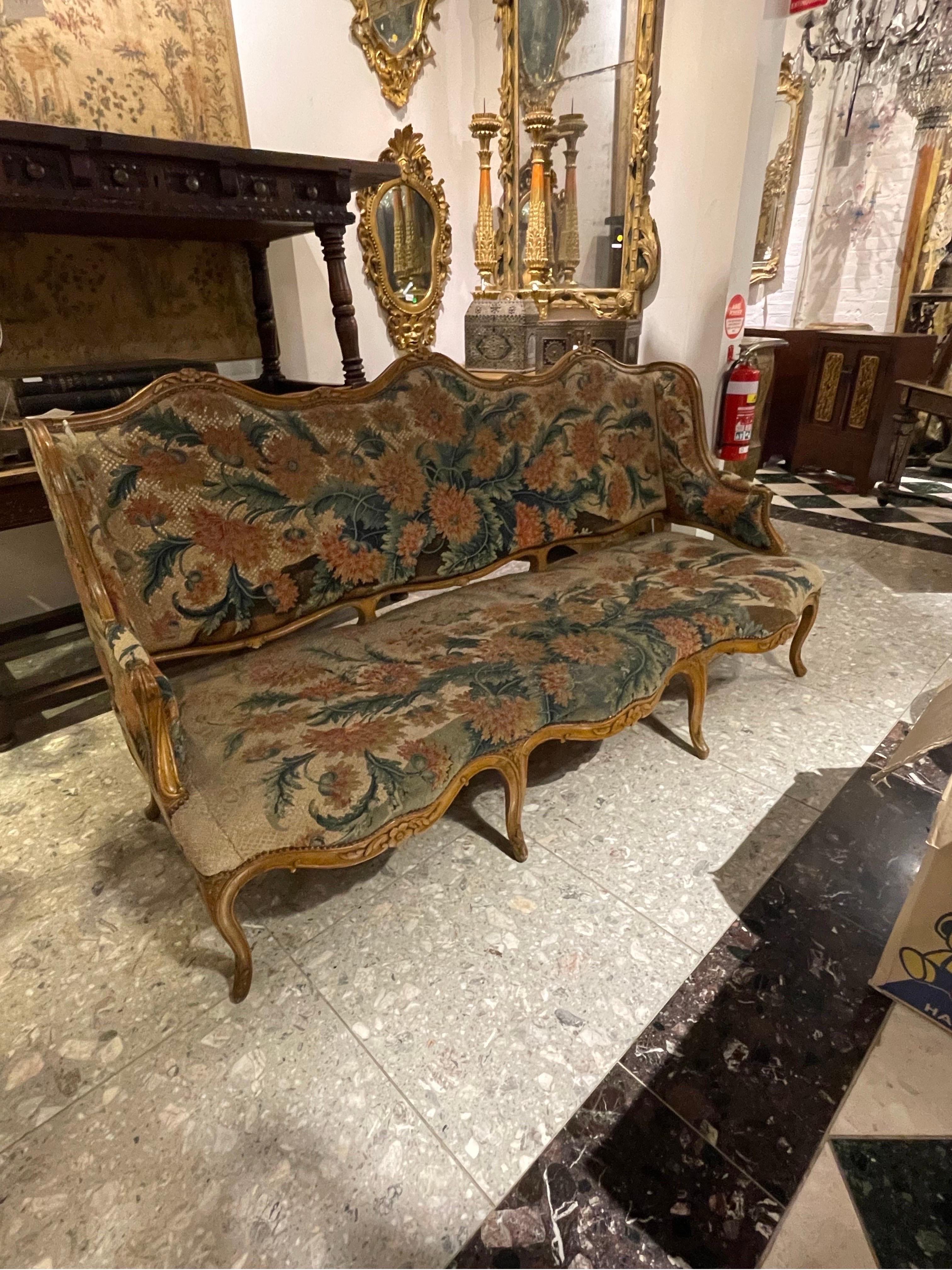Un grande e imponente canape di epoca Luigi XV in faggio intagliato e arazzo, francese, circa 1750

Altezza: 109 cm Larghezza: 202 cm Profondità: 72 cm

Provenienza: Collezione privata australiana acquisita negli anni '1990.
