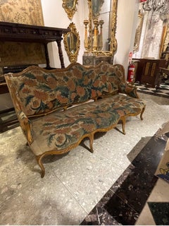 Un grande canape in faggio intagliato e arazzo del periodo Luigi XV, francese, CIRCA 1750