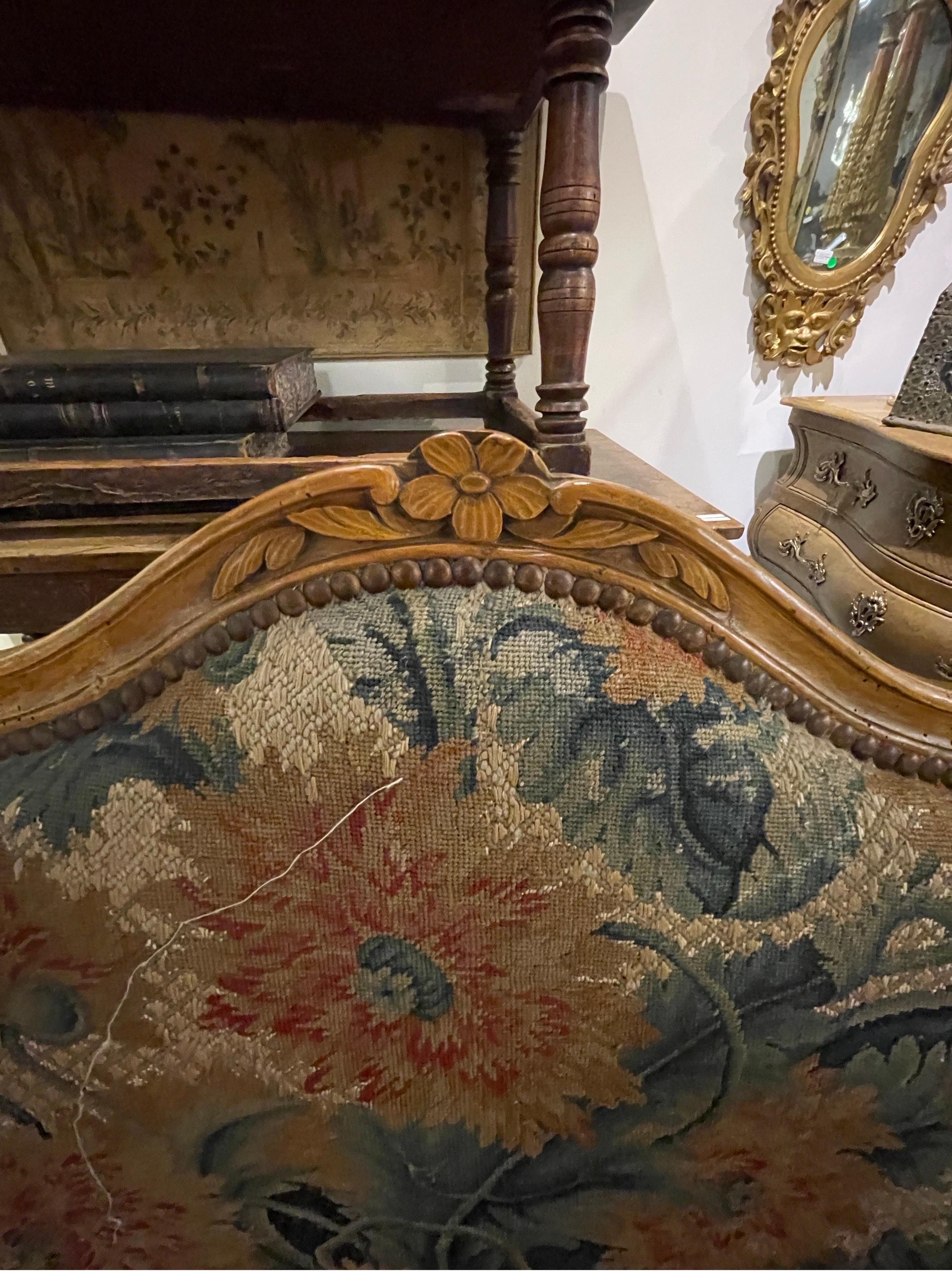 Francese Un grande canape in faggio intagliato e arazzo del periodo Luigi XV, francese, CIRCA 1750 in vendita