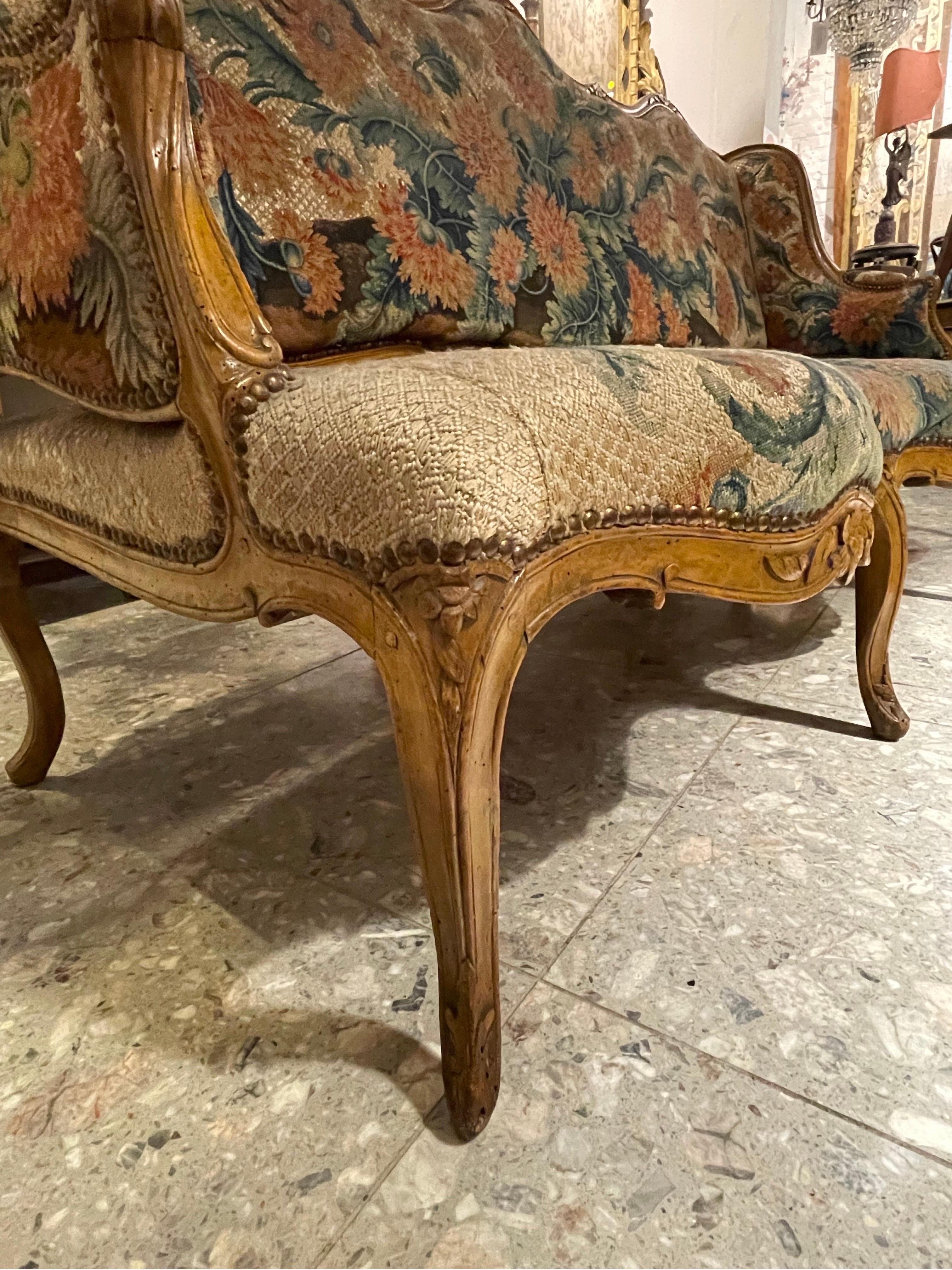 Intagliato a mano Un grande canape in faggio intagliato e arazzo del periodo Luigi XV, francese, CIRCA 1750 in vendita