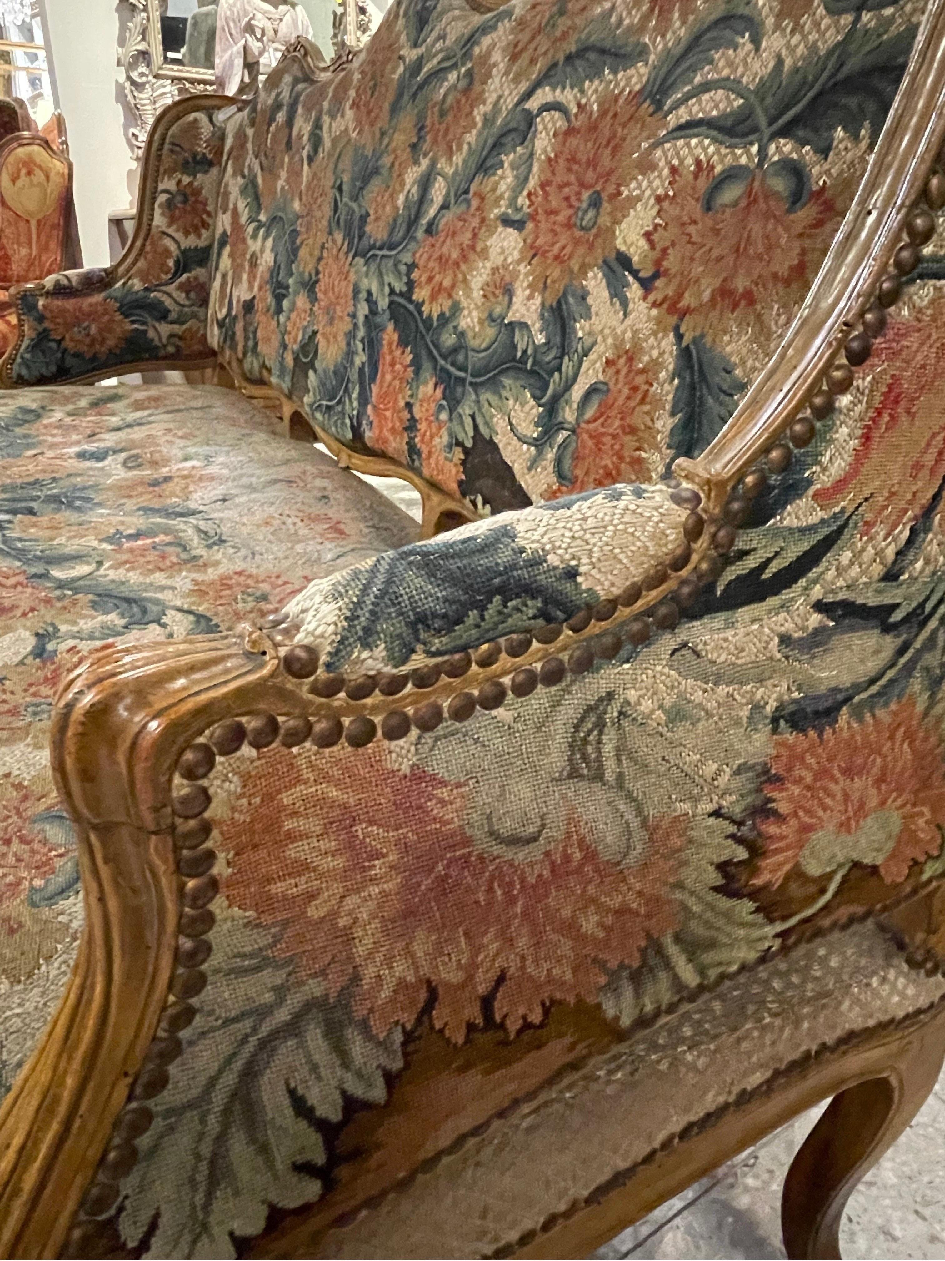 Fino al XVIII secolo Un grande canape in faggio intagliato e arazzo del periodo Luigi XV, francese, CIRCA 1750 in vendita