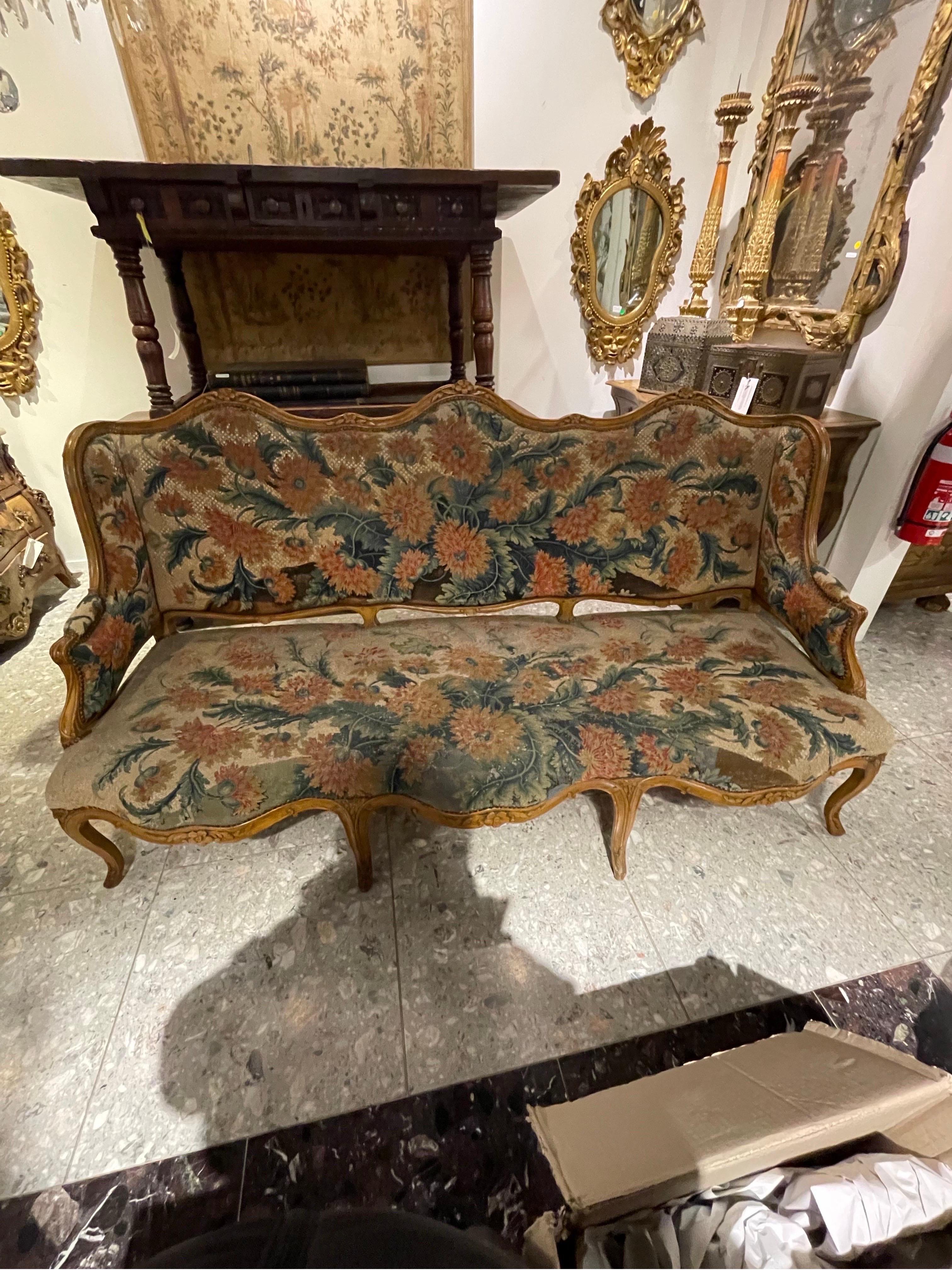 Arazzo Un grande canape in faggio intagliato e arazzo del periodo Luigi XV, francese, CIRCA 1750 in vendita
