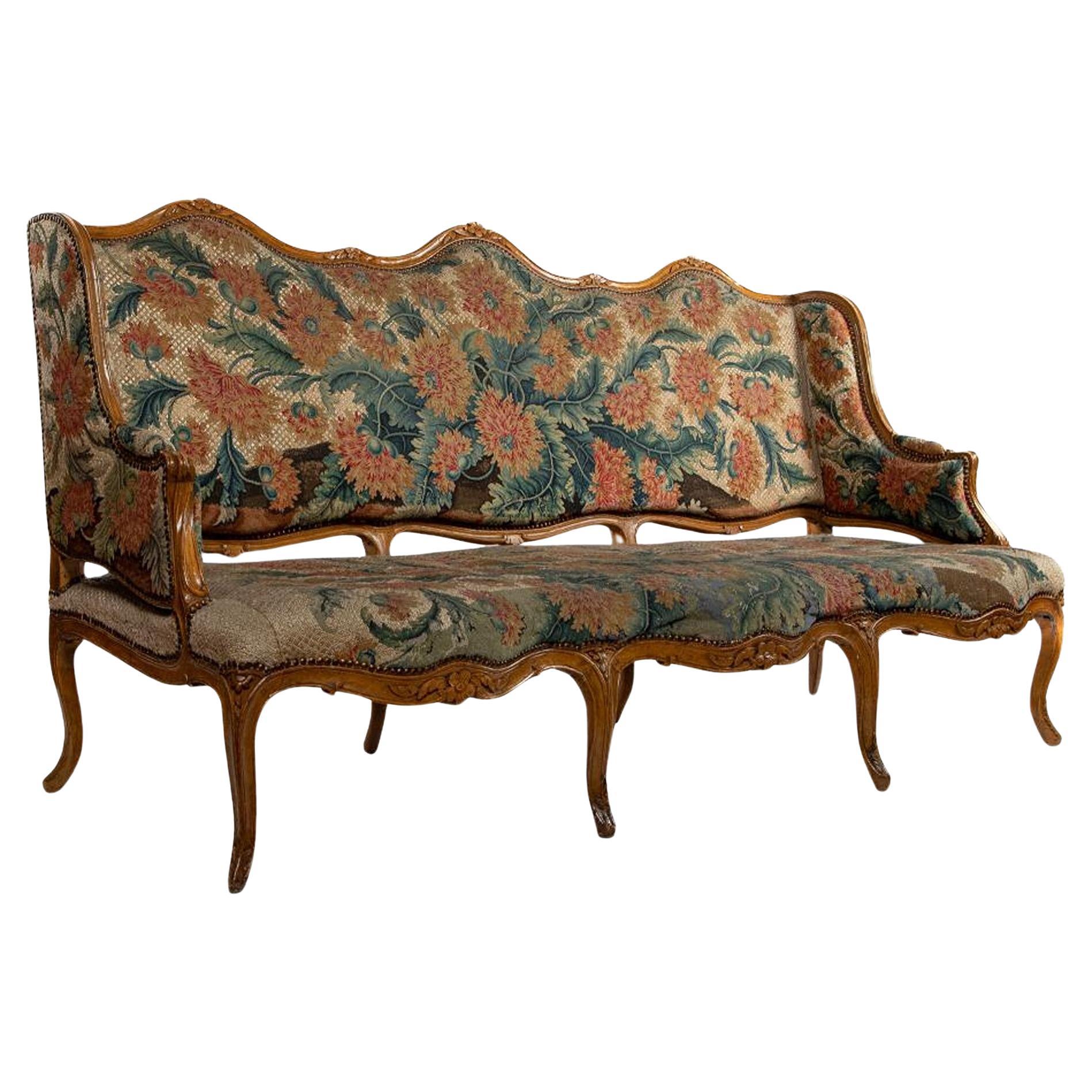Un grande canape in faggio intagliato e arazzo del periodo Luigi XV, francese, CIRCA 1750 in vendita