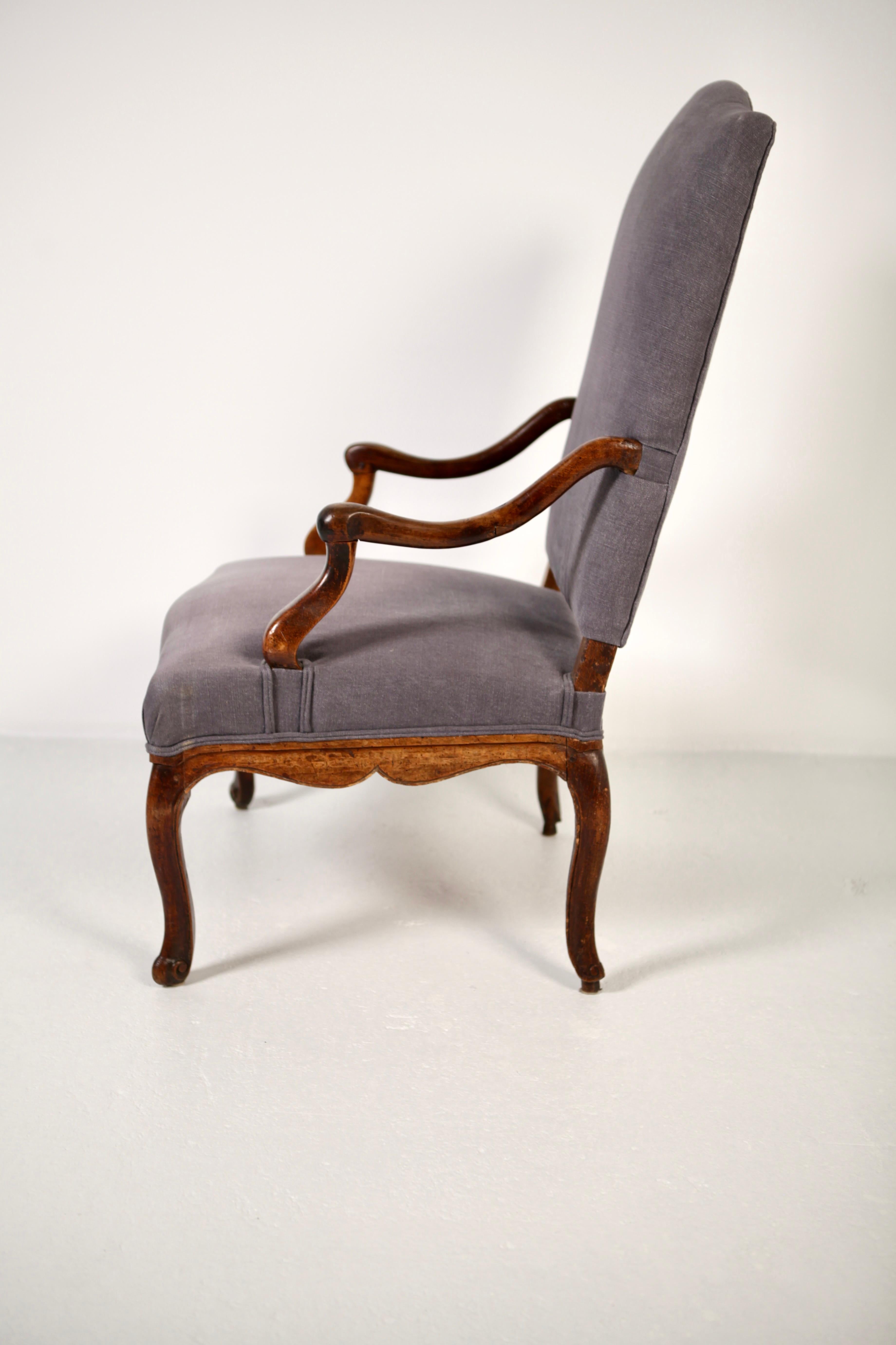 Large Louis XV Regence Armchair in Walnut & Linen, 18th Century For Sale 5