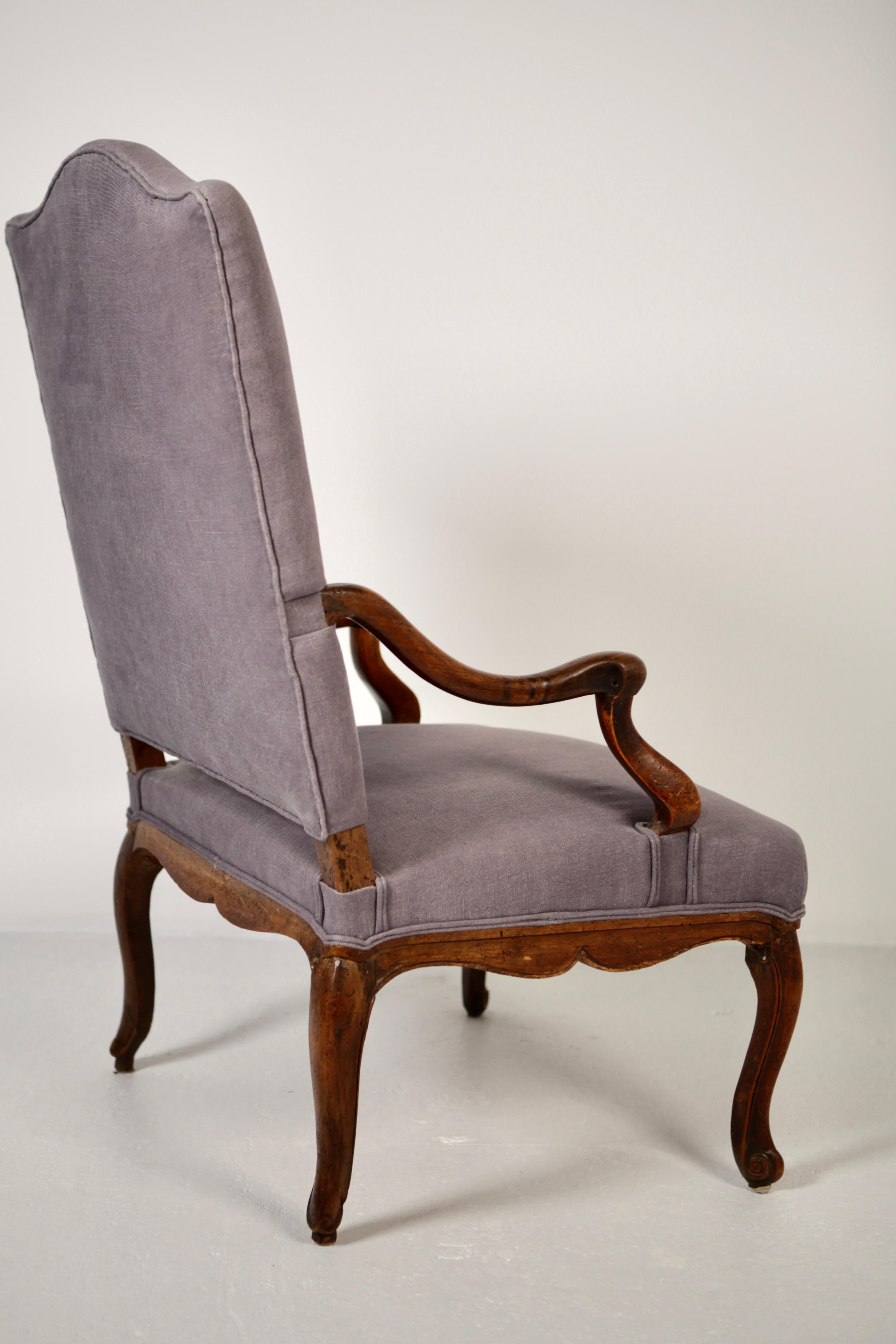 Grand fauteuil Régence Louis XV en noyer et lin, 18ème siècle. en vente 5