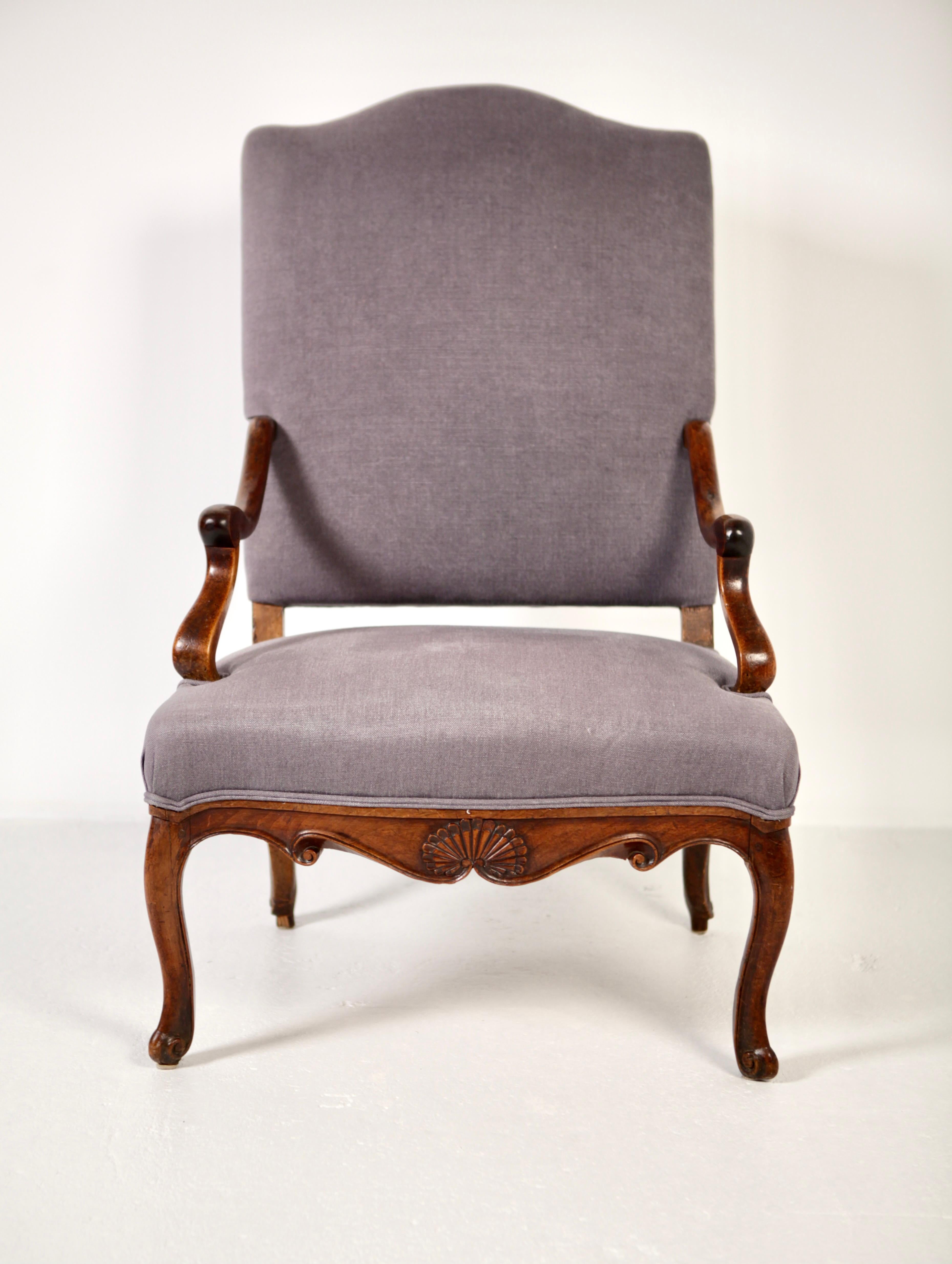 Late 18th Century Large Louis XV Regence Armchair in Walnut & Linen, 18th Century For Sale