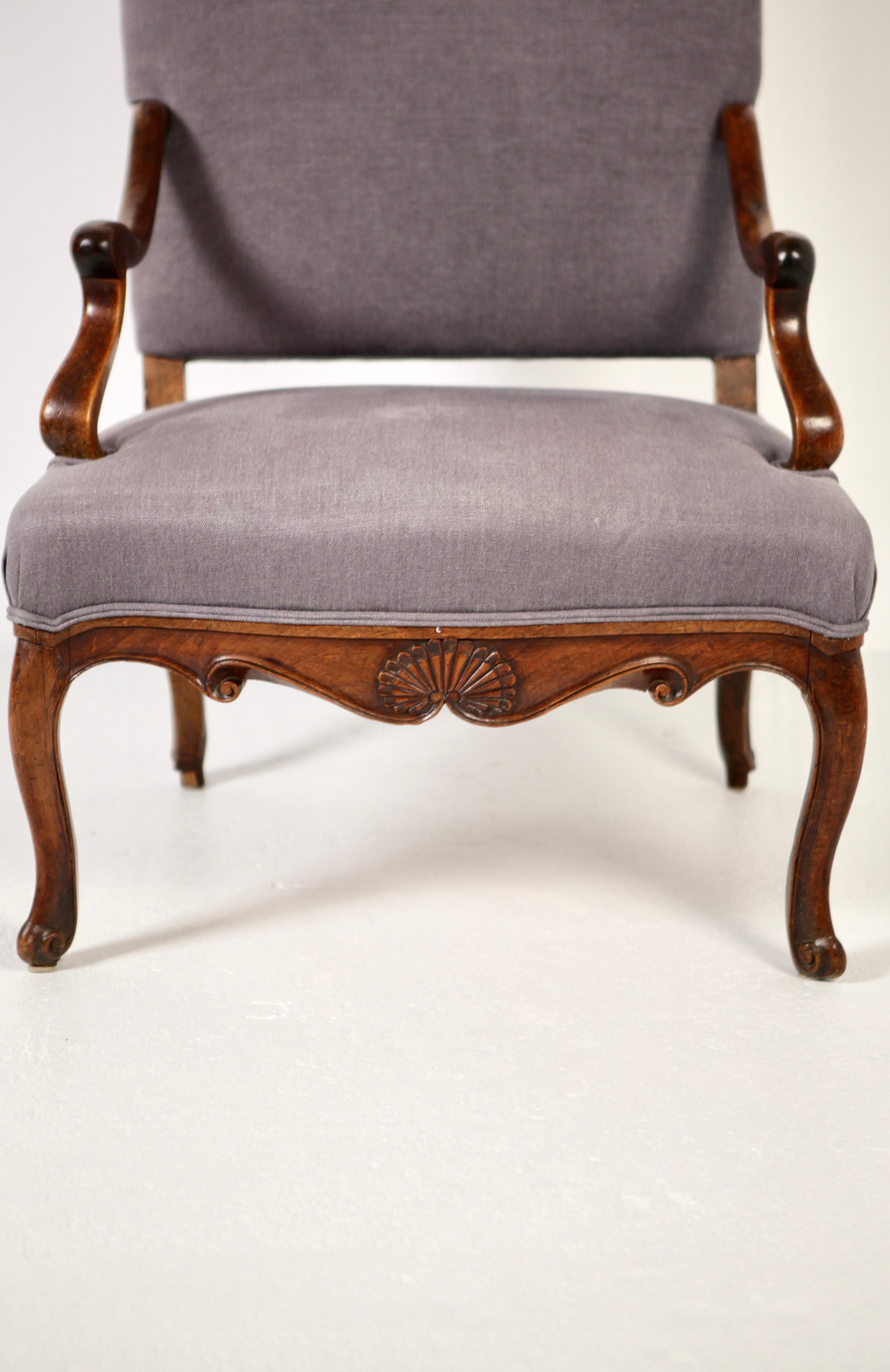 Large Louis XV Regence Armchair in Walnut & Linen, 18th Century For Sale 1