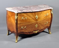 Une grande commode de style Louis XV, inspirée de François Linke
