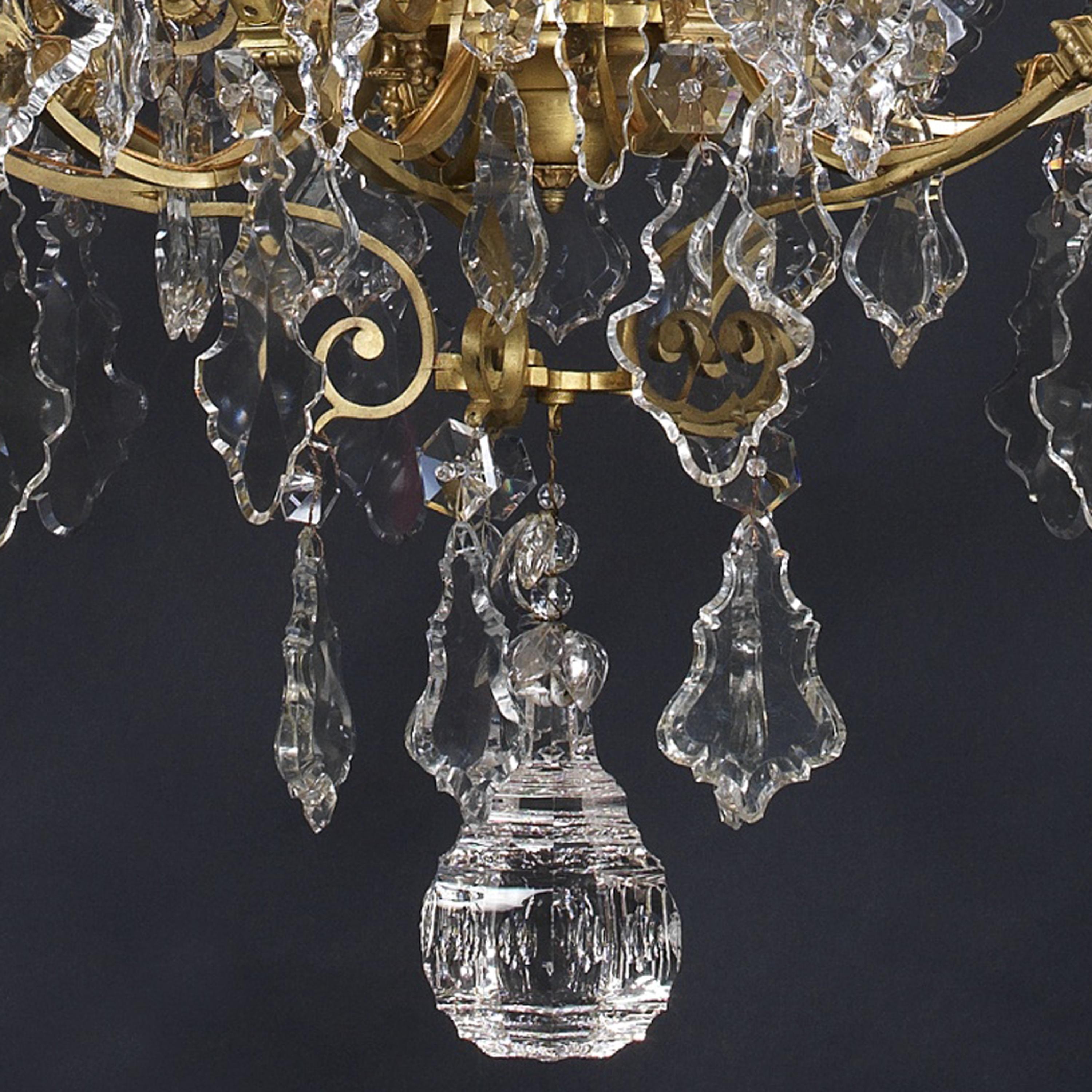 Großer dreißigflammiger Kronleuchter im Louis XV-Stil aus geschliffenem Glas mit dreißig Lichtern, um 1870 im Zustand „Gut“ im Angebot in Brighton, West Sussex