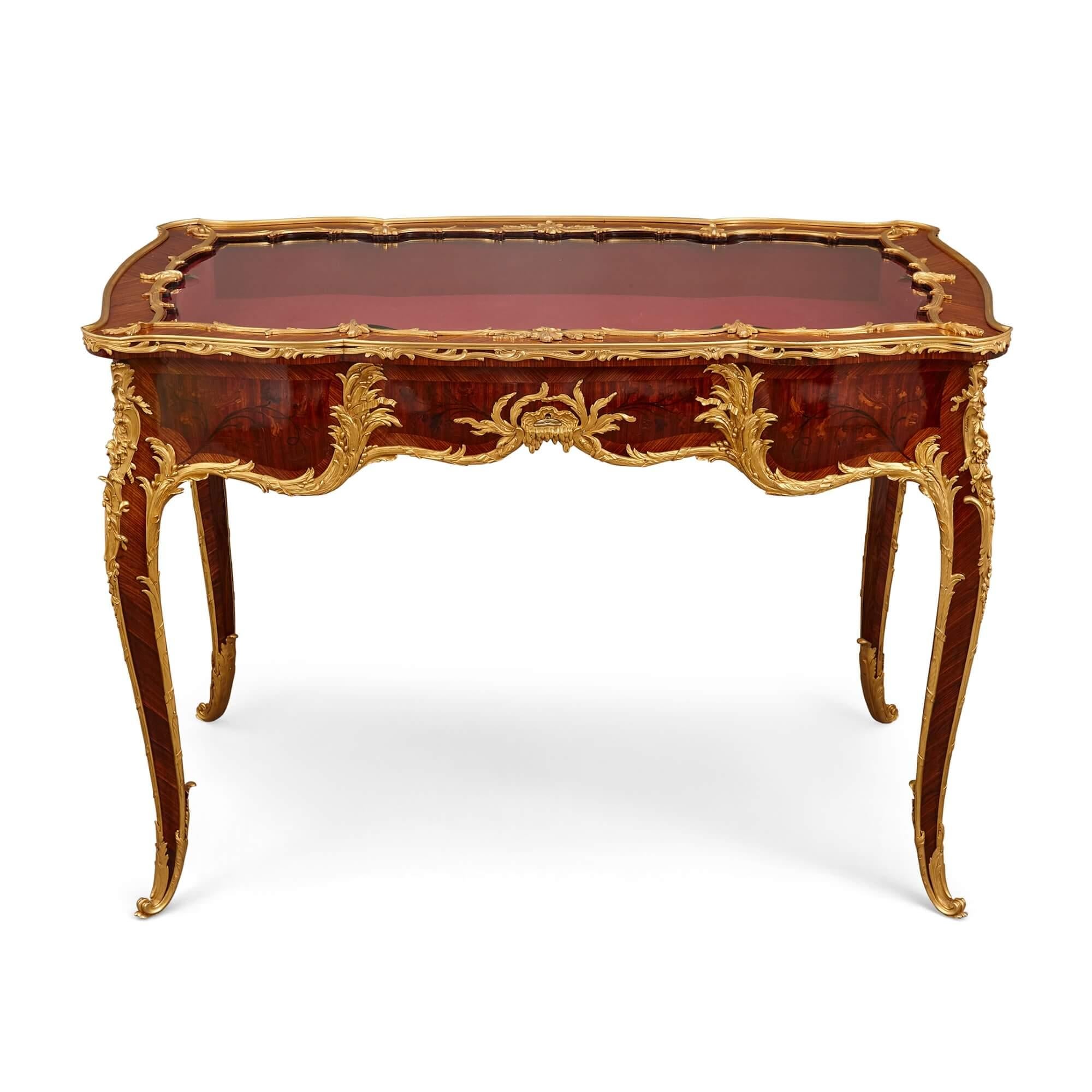 Grande vitrine de table en marqueterie de style Louis XV montée en bronze doré par Linke
Français, fin du 19e siècle
Hauteur 76 cm, largeur 108 cm, profondeur 67 cm

De style Louis XV, avec une marqueterie florale et un plateau de verre à charnière,