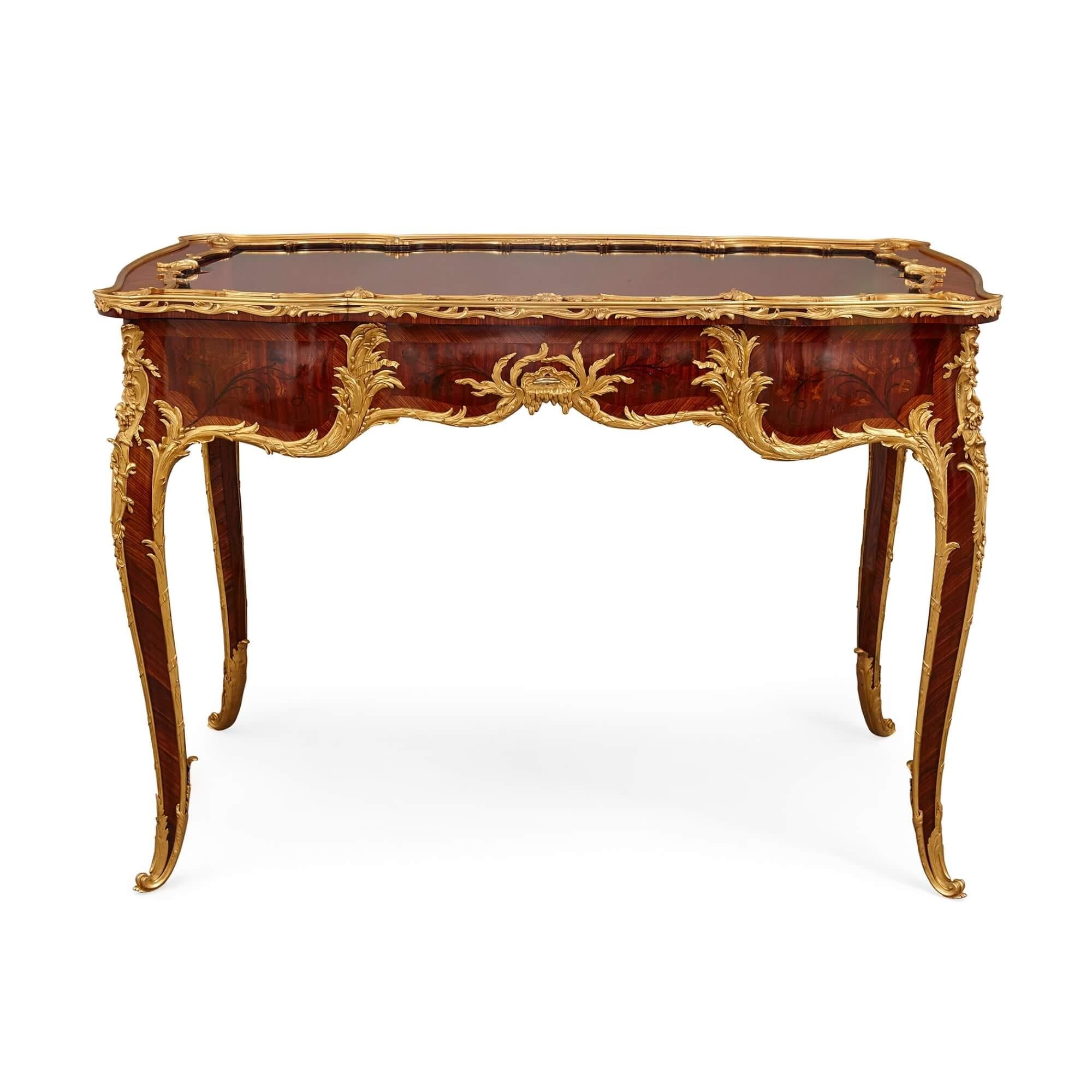 Français Grande vitrine de table en marqueterie de style Louis XV montée en bronze doré par Linke en vente