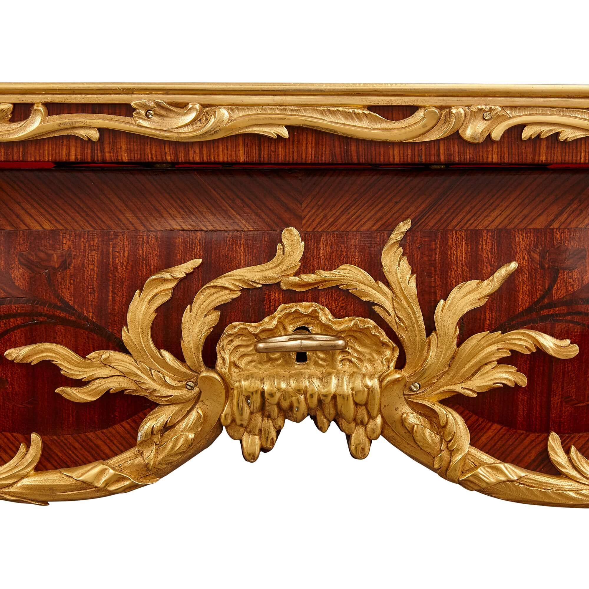 Marqueterie Grande vitrine de table en marqueterie de style Louis XV montée en bronze doré par Linke en vente
