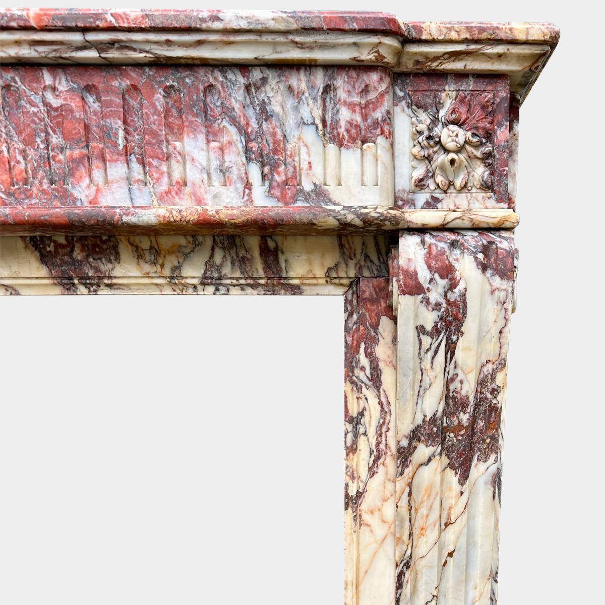 XVIIIe siècle Grande cheminée Louis XVI en marbre Breche en vente