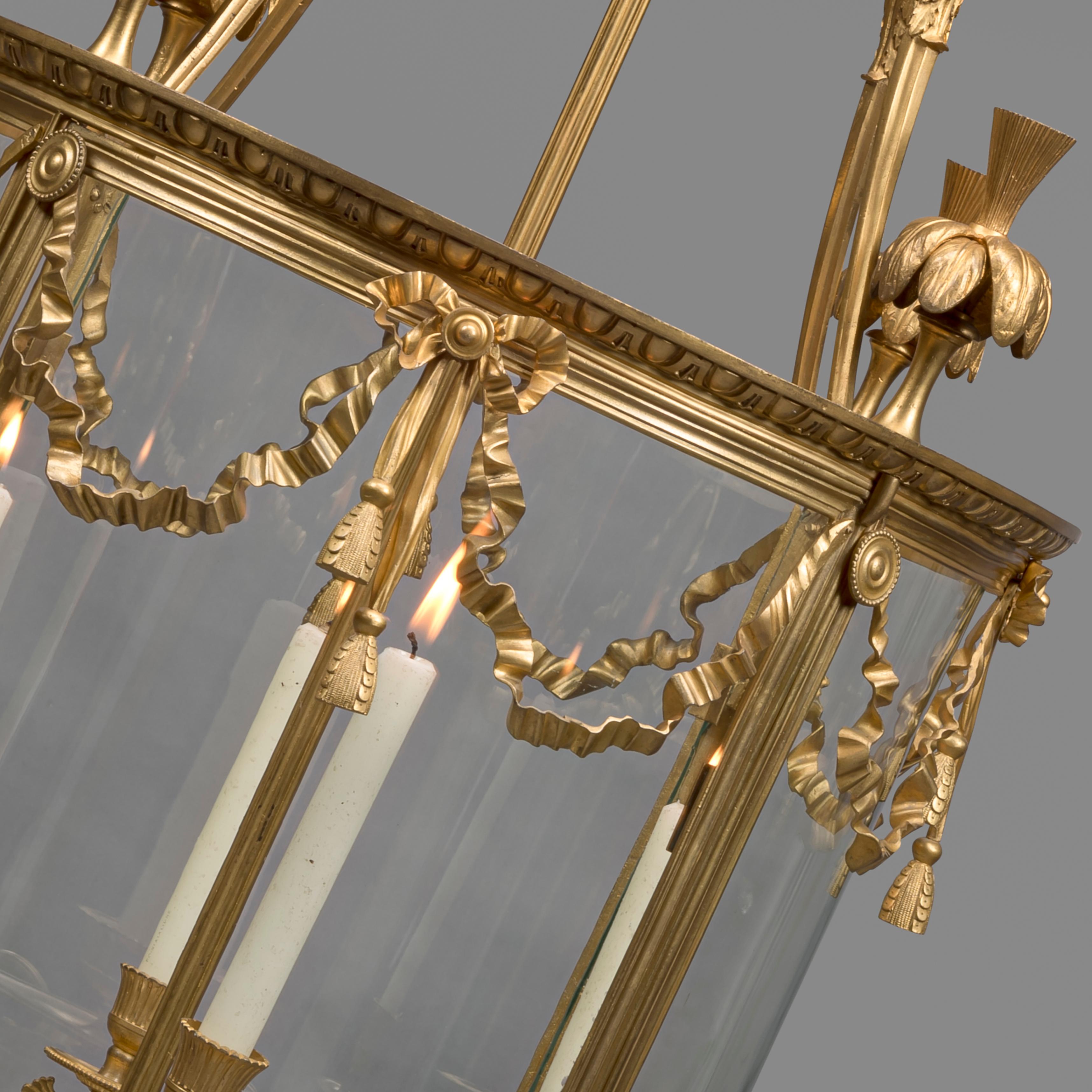 Große vierflammige Laterne im Louis-XVI-Stil (Französisch) im Angebot