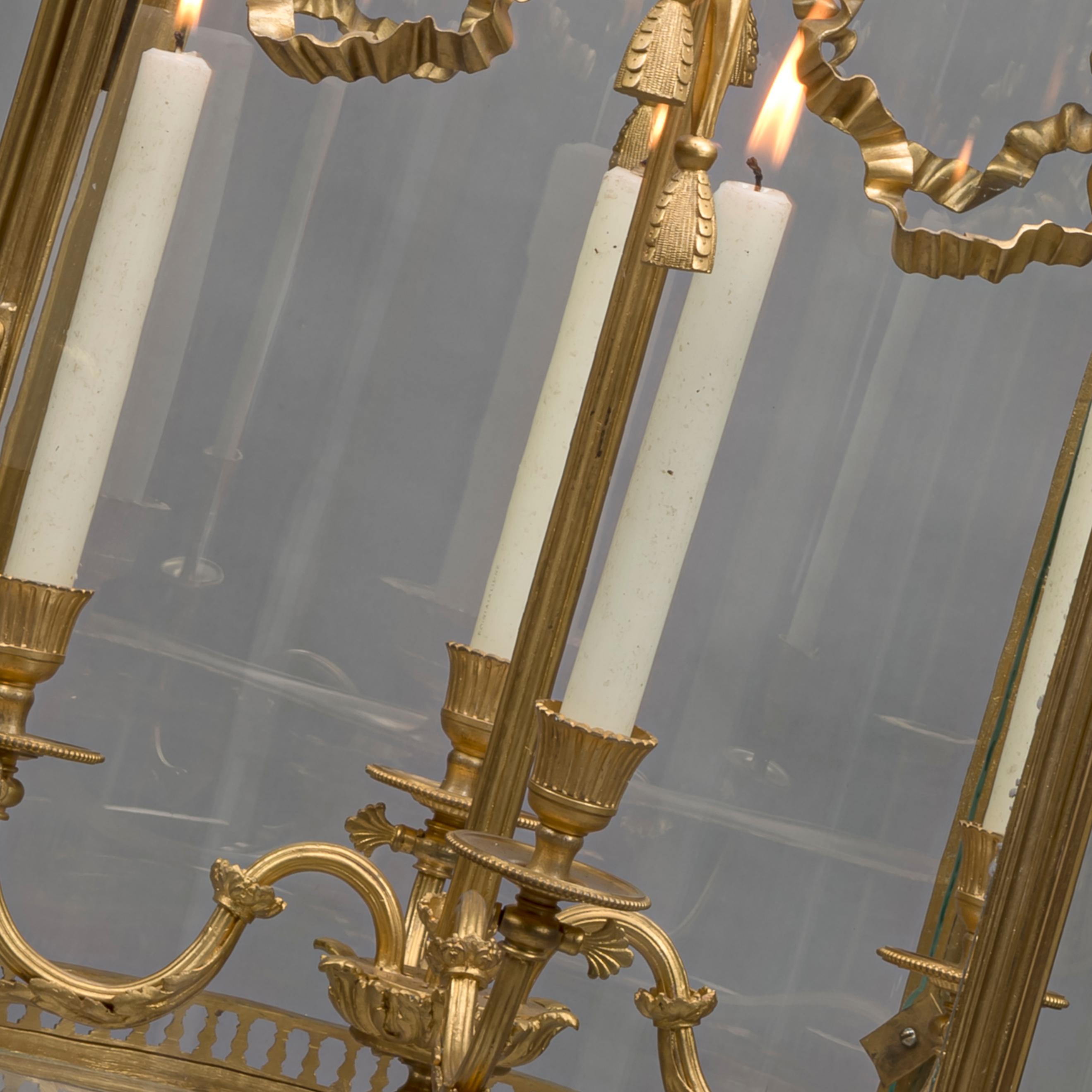 Große vierflammige Laterne im Louis-XVI-Stil (Vergoldet) im Angebot
