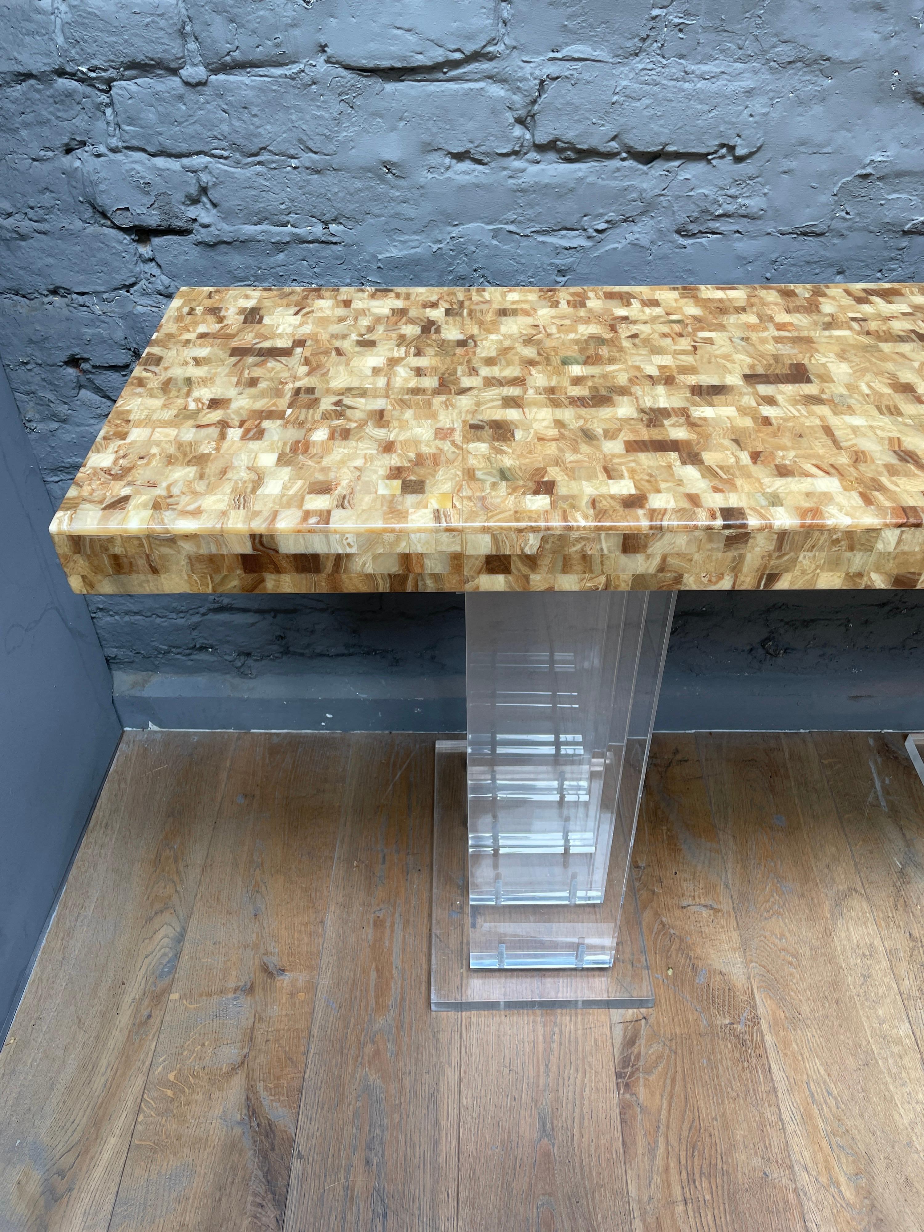 Moderne Grande table console en Lucite et Epoxy en vente