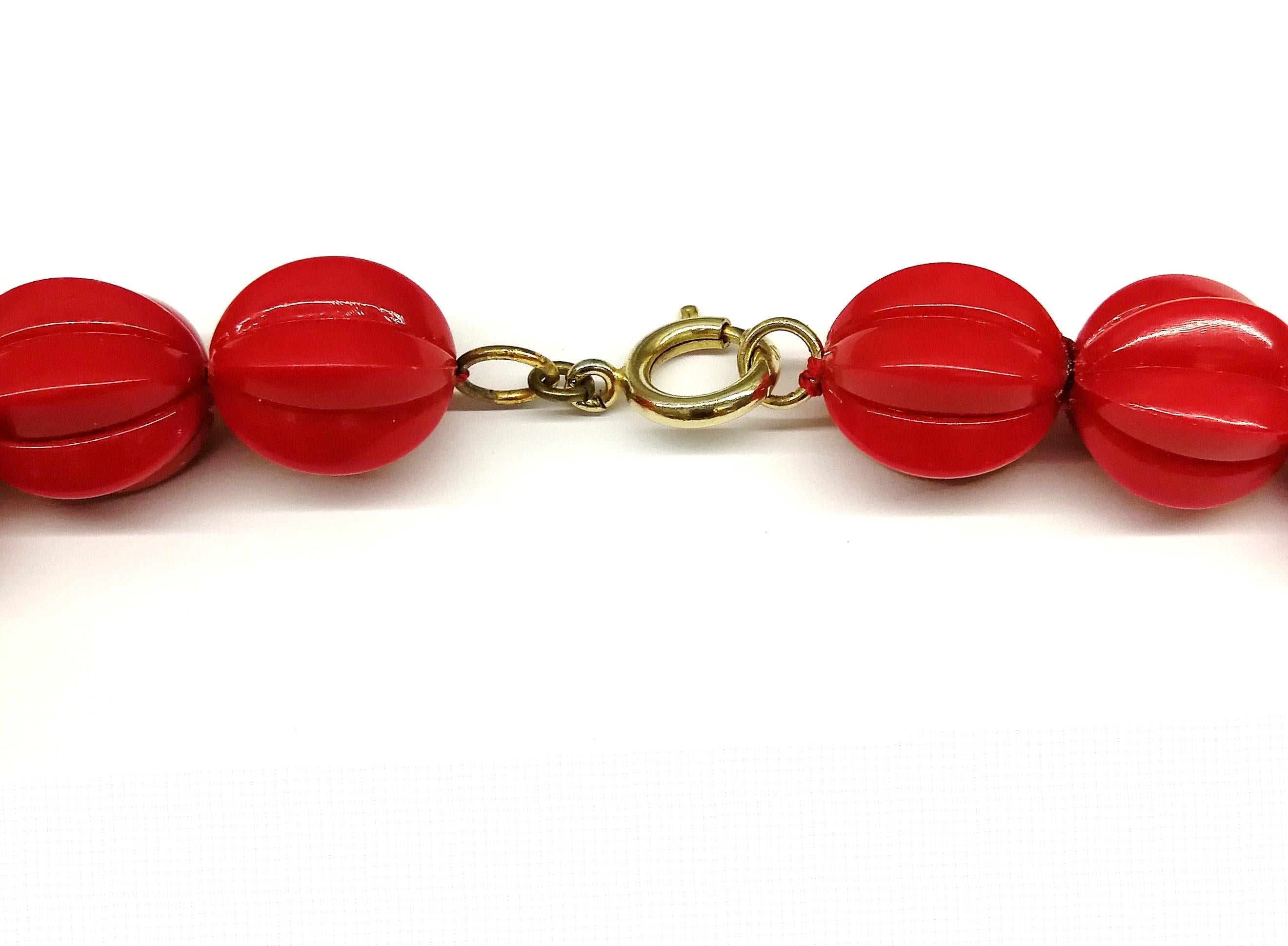 A large lucite 'leaf' necklace and earrings, USA, late 1940s 3