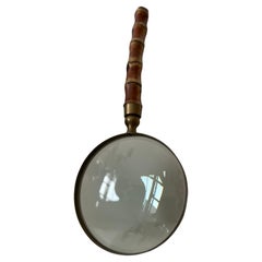 Une grande loupe  Verre avec anse en bambou