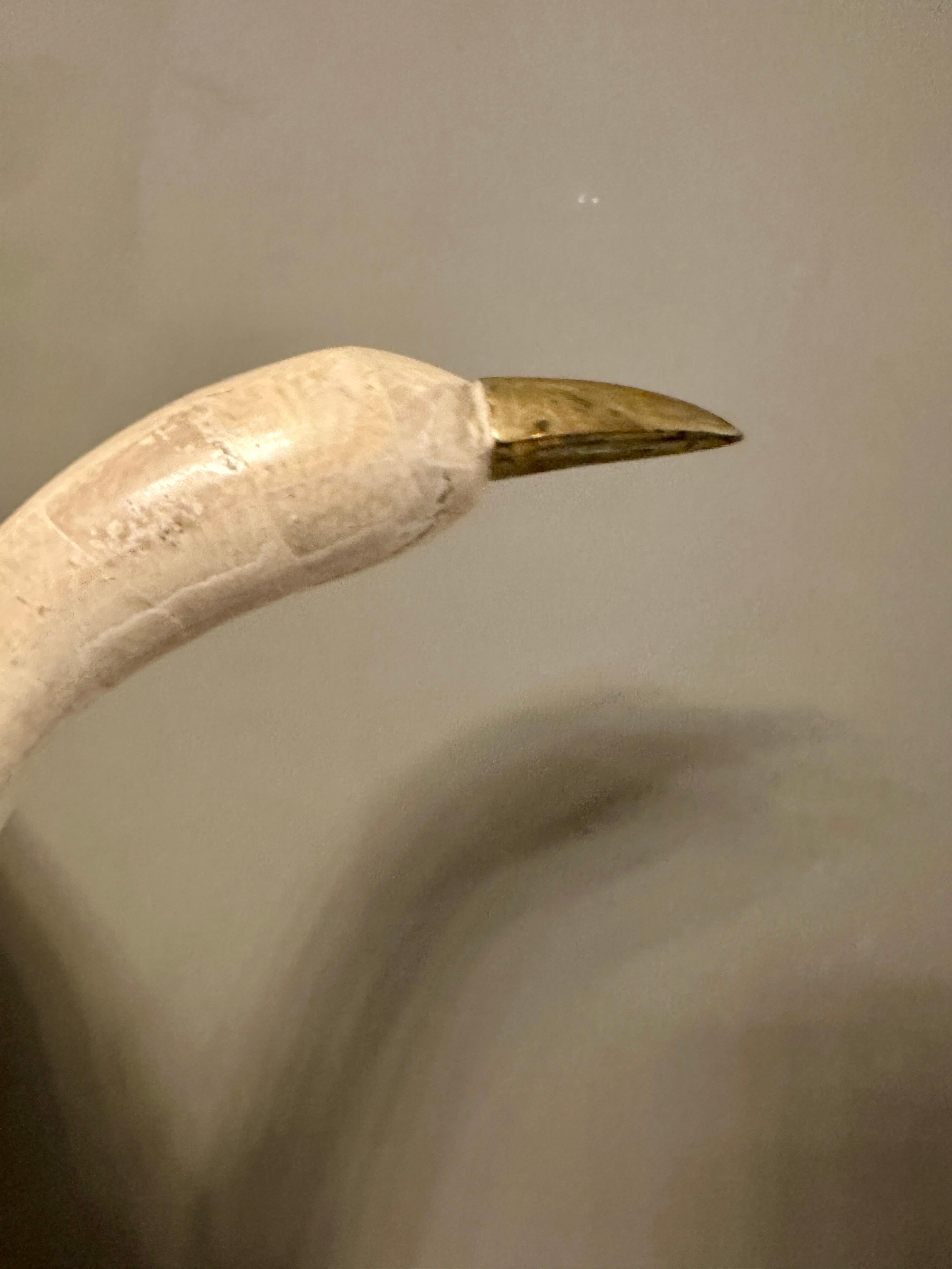 Americano Una grande scultura di uccelli in marmo di Maitland Smith in vendita