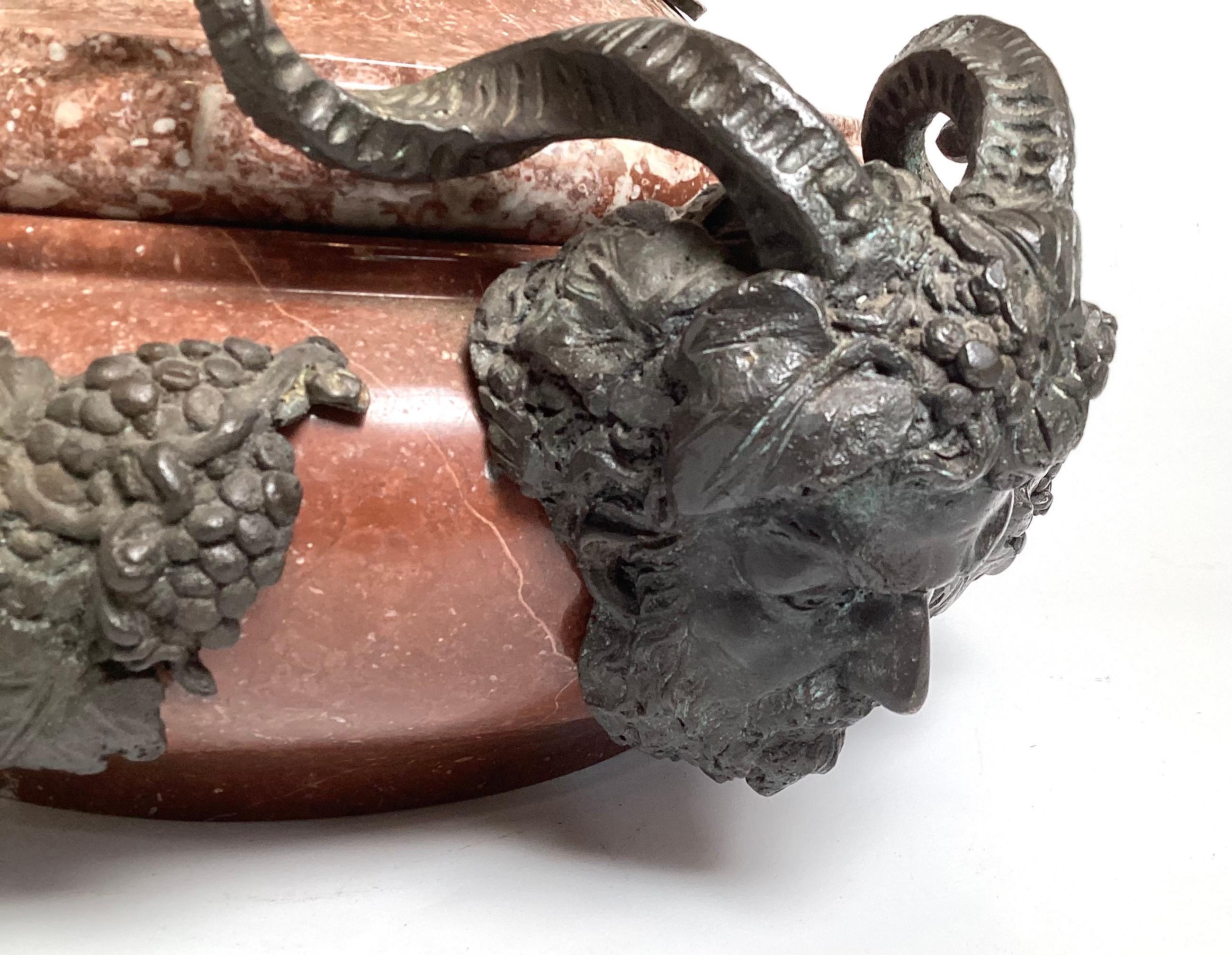 Una grande urna rivestita in marmo e bronzo in vendita 4