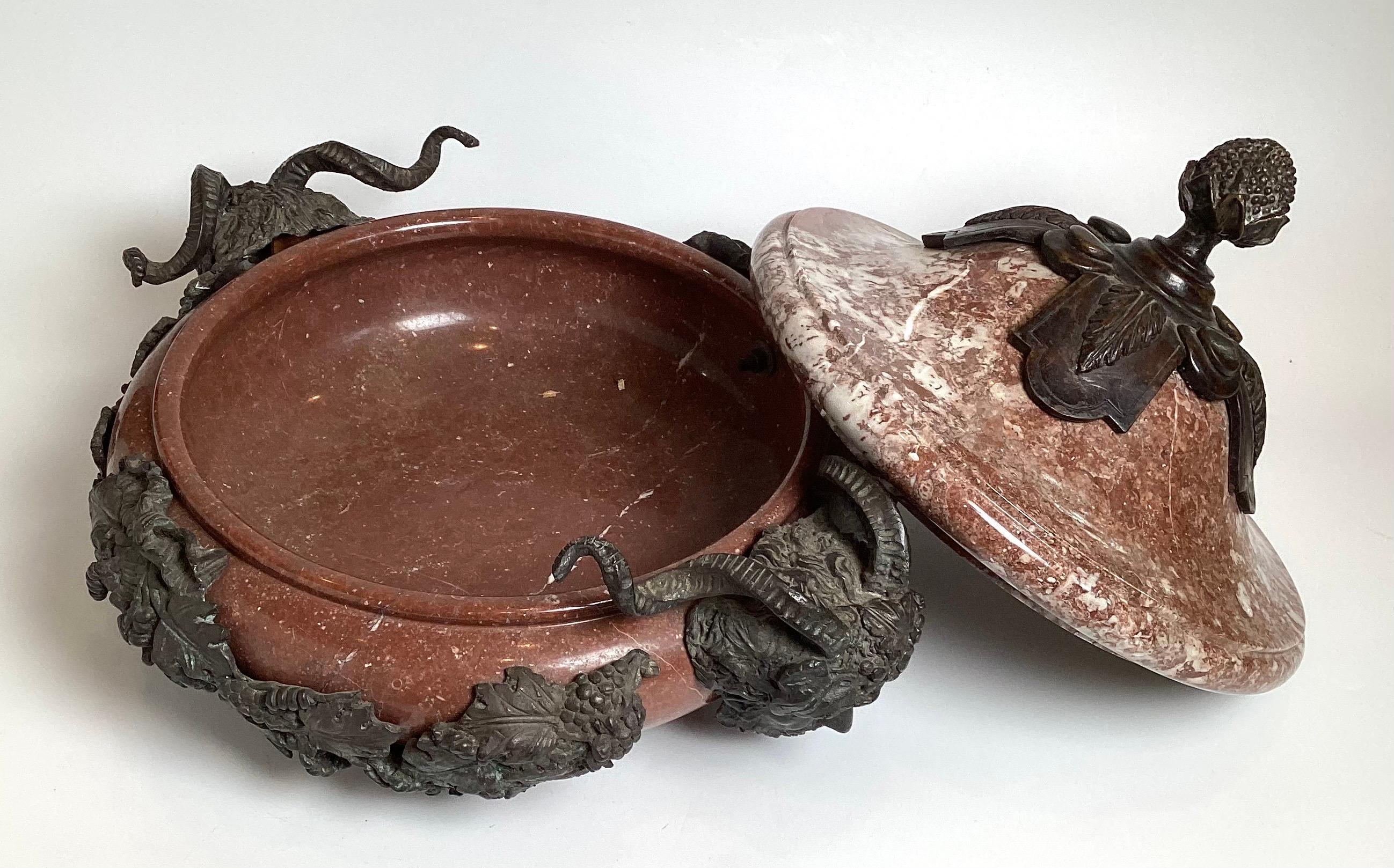 Una grande urna rivestita in marmo e bronzo in vendita 5