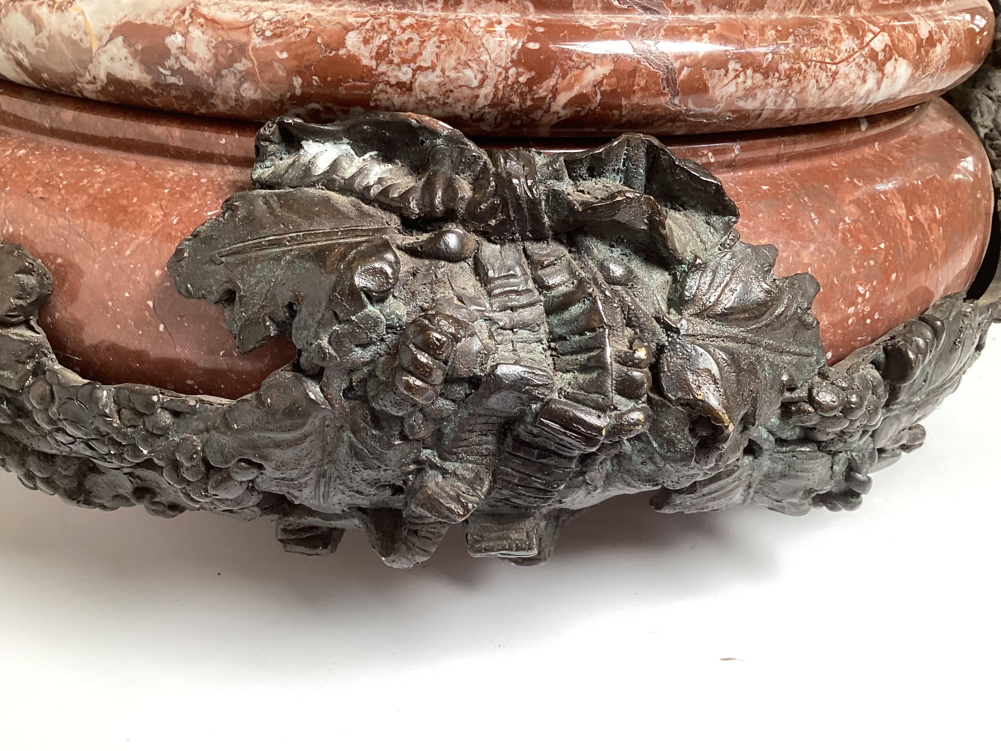 Patinato Una grande urna rivestita in marmo e bronzo in vendita