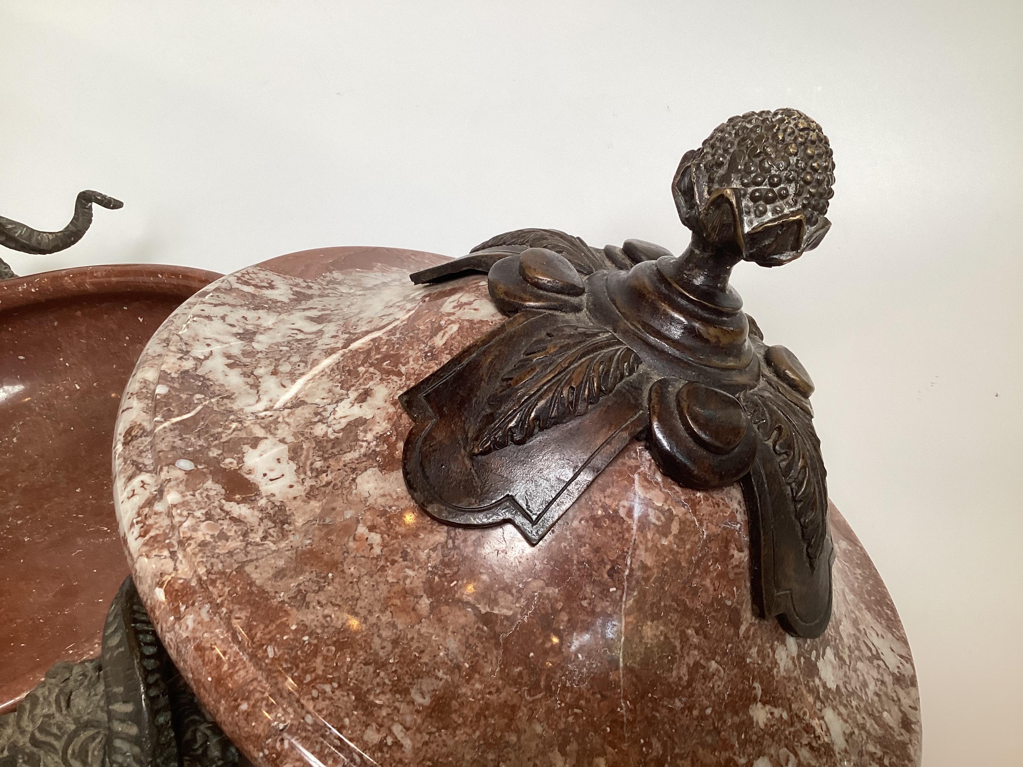 Una grande urna rivestita in marmo e bronzo in vendita 1