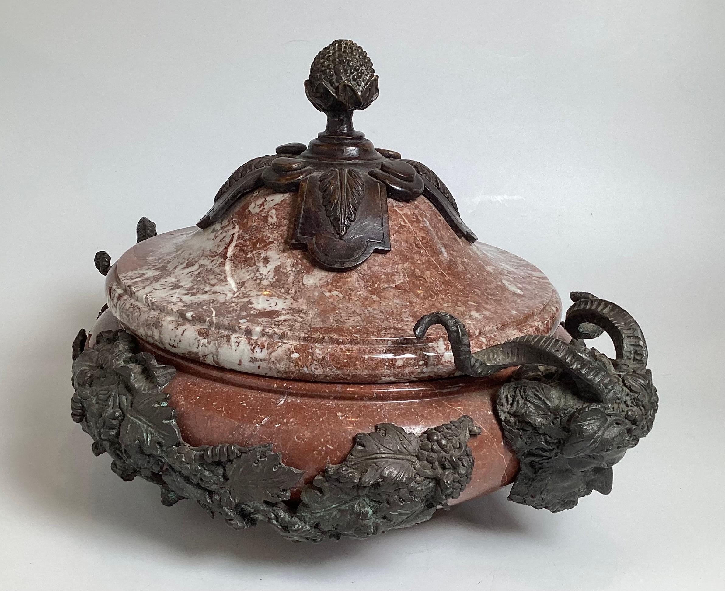 Una grande urna rivestita in marmo e bronzo in vendita 2