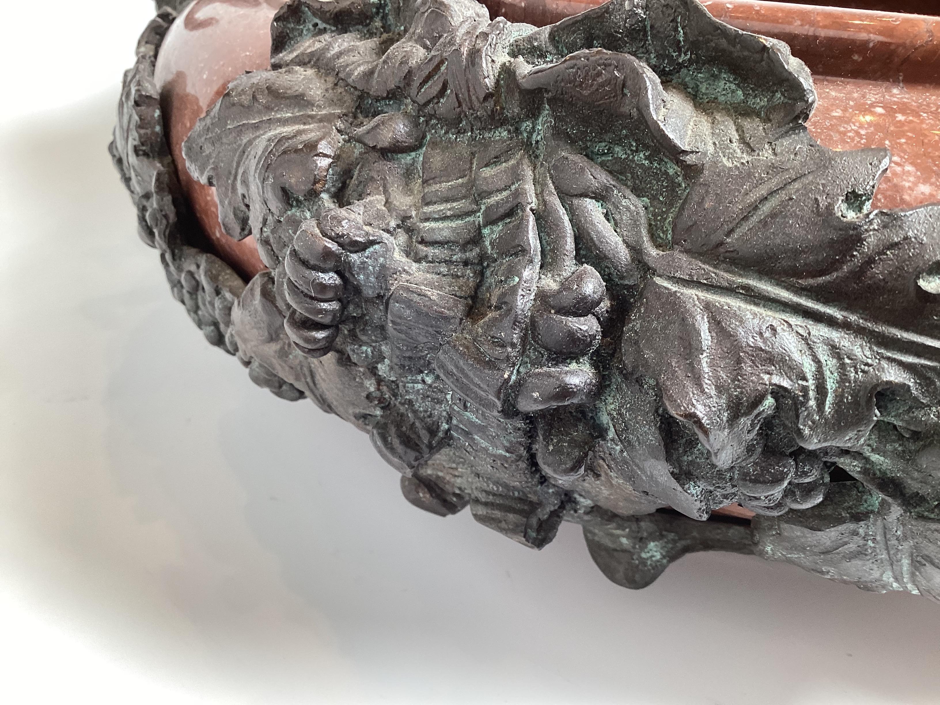 Una grande urna rivestita in marmo e bronzo in vendita 3