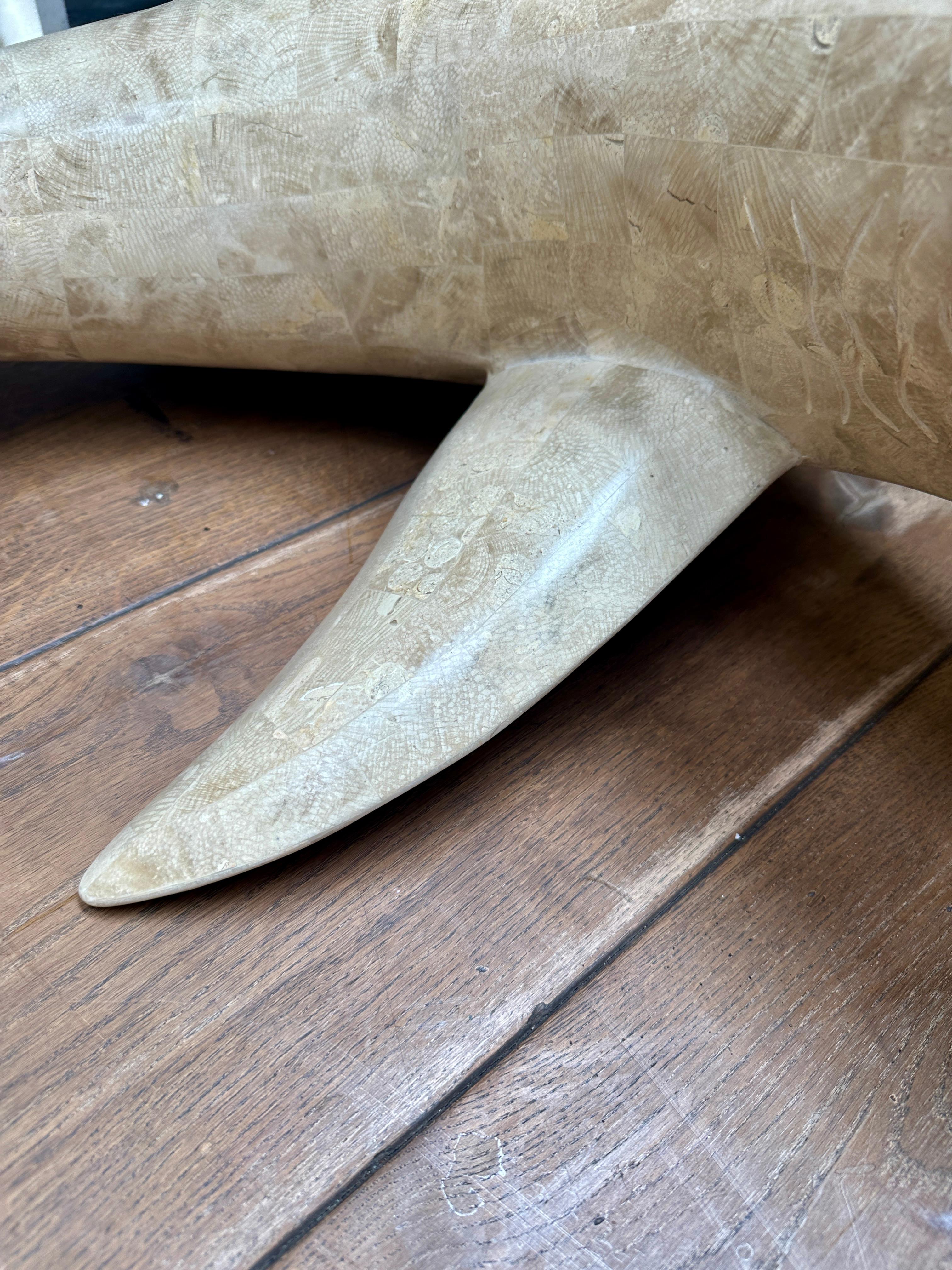 A Large Marble Shark Sculpture By Maitland Smith (Nordamerikanisch) im Angebot