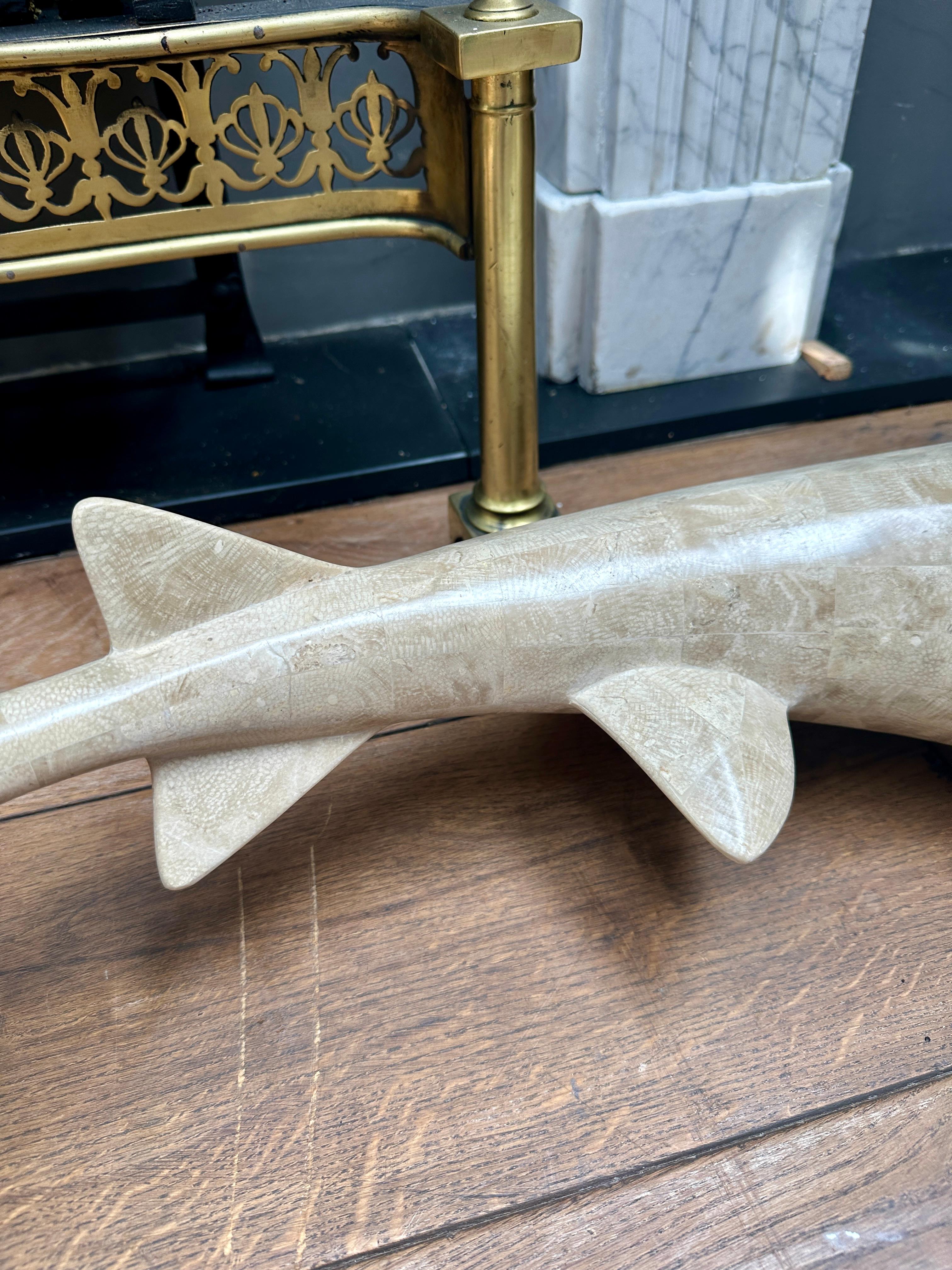 A Large Marble Shark Sculpture By Maitland Smith im Zustand „Gut“ im Angebot in London, GB