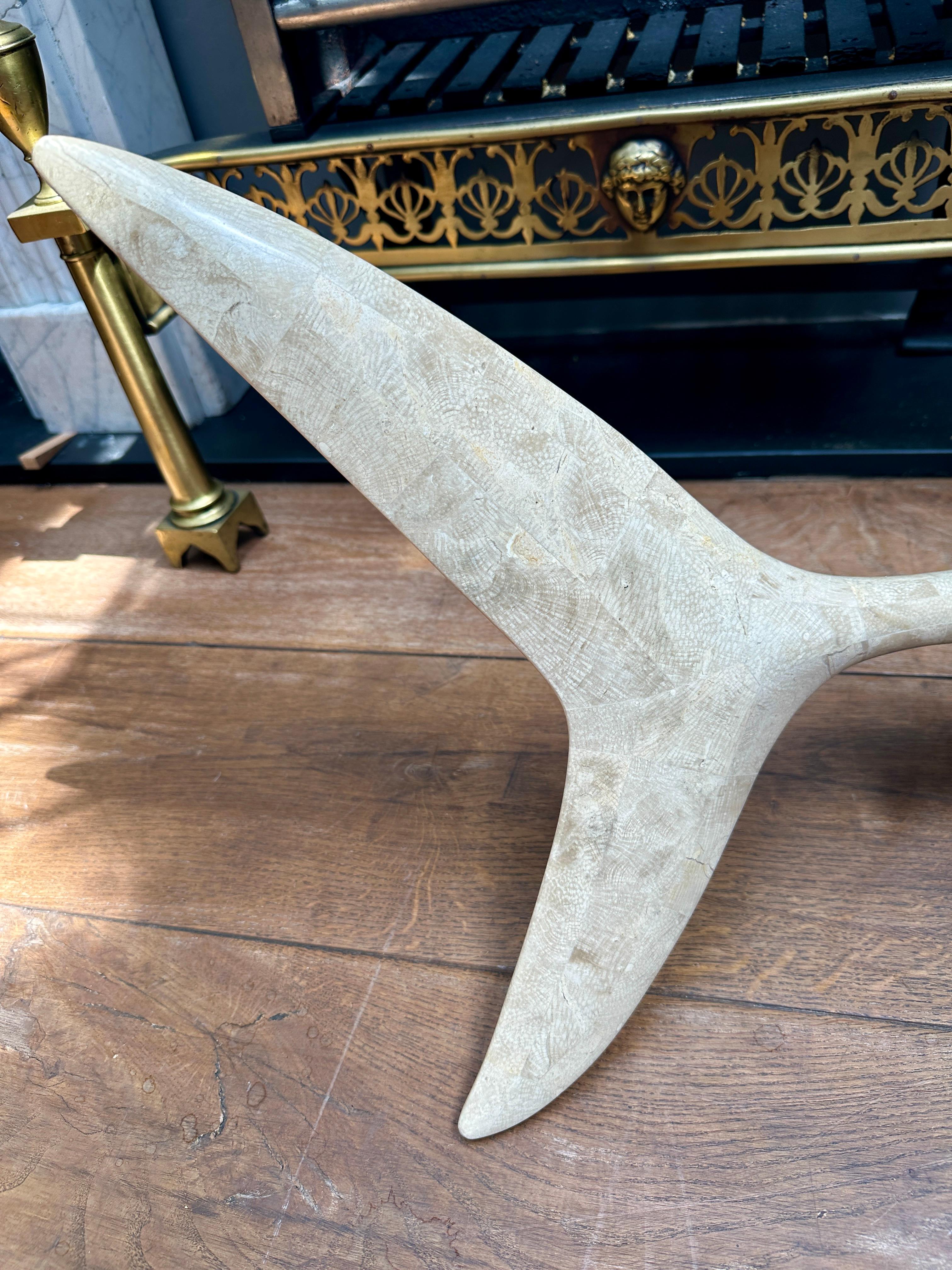 A Large Marble Shark Sculpture By Maitland Smith (20. Jahrhundert) im Angebot