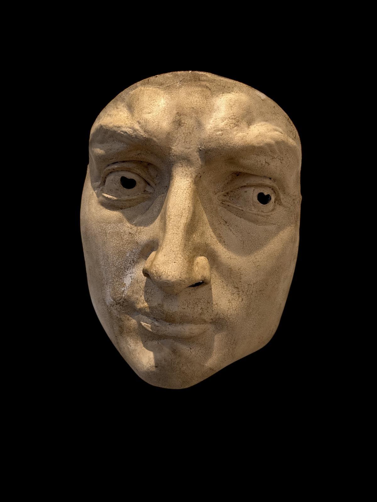 Paper A large mask by Agostino Dessi For Sale
