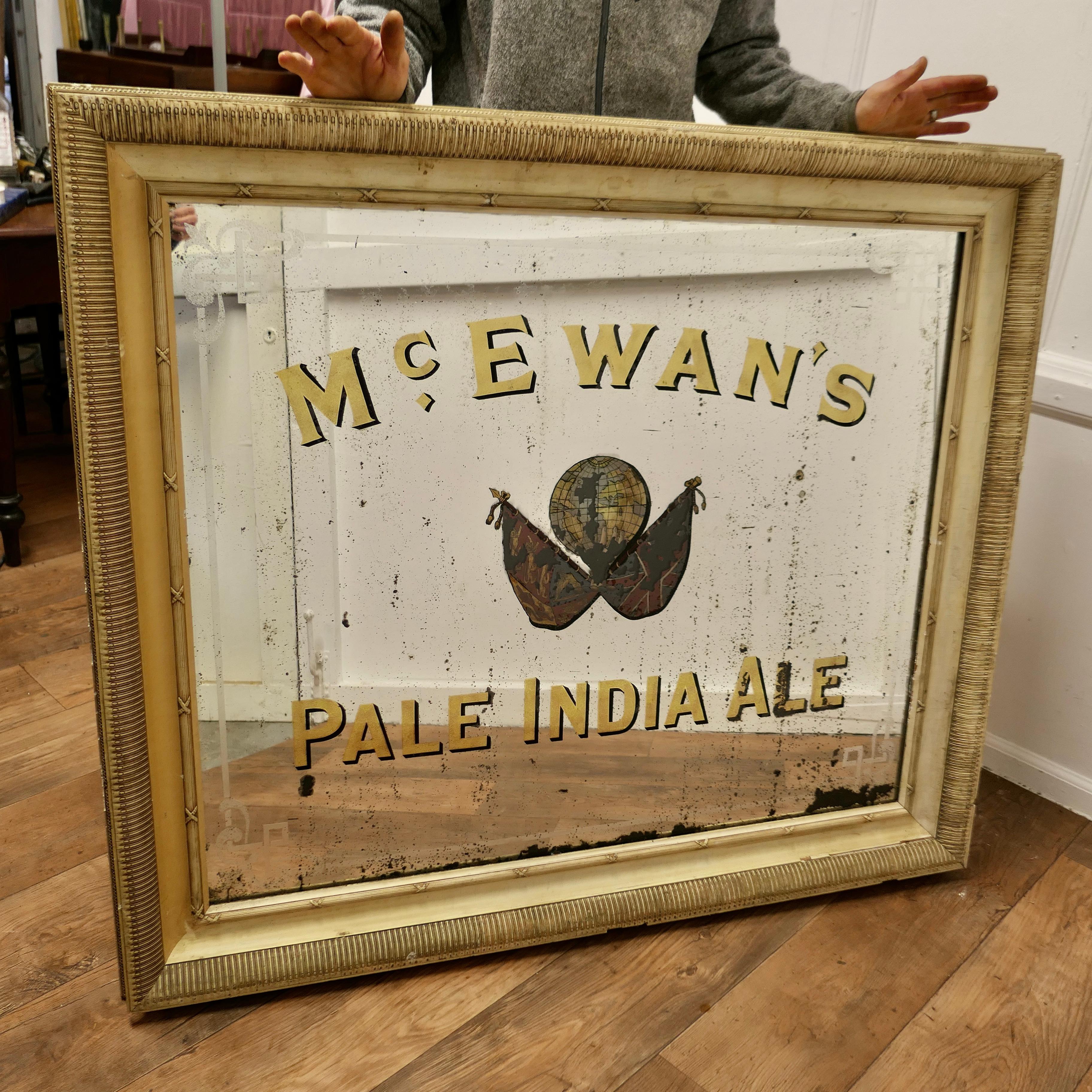 Grand miroir publicitaire pour la bière indienne McEwan's Pale, miroir d'enseigne de pub pour McEwans

Il s'agit d'un rare miroir publicitaire pictural conservé, annonçant la McEwan's Pale India Ale, en feuille d'or et verre gravé.  
Le miroir porte