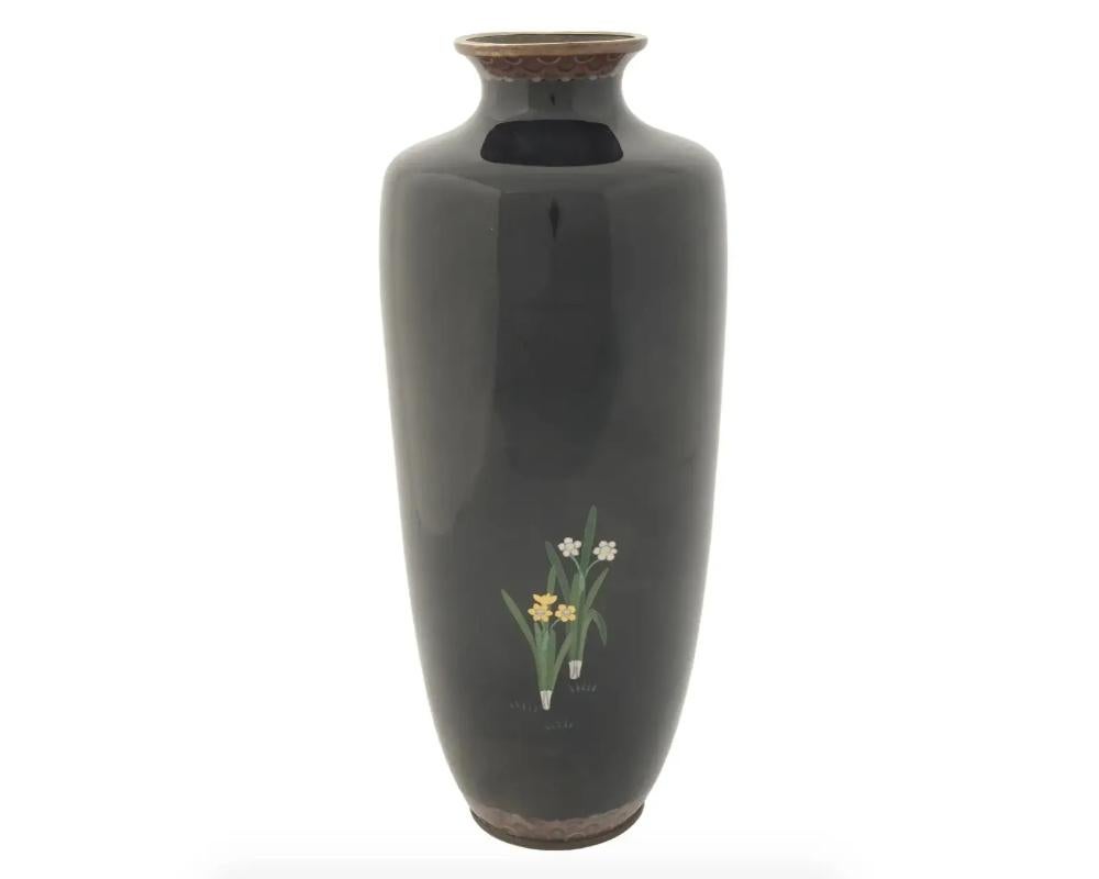 Große japanische Cloisonné-Emaille-Vasen aus der Meiji-Zeit mit Wisteria und Hahnen in einem Fl (Japanisch) im Angebot