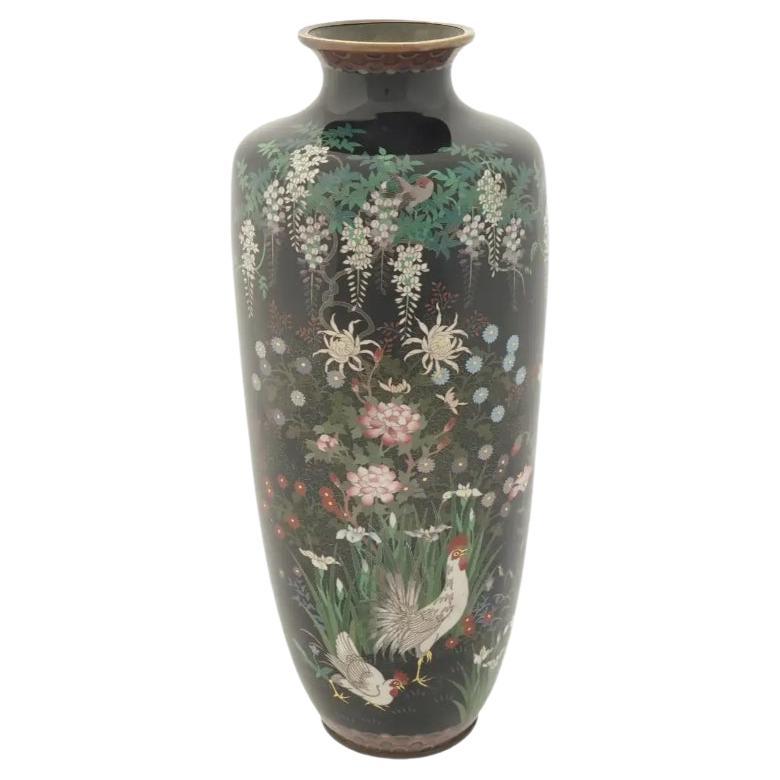 Grand vase japonais Meiji en émail cloisonné avec glycines et coqs dans un décor de fleurs.