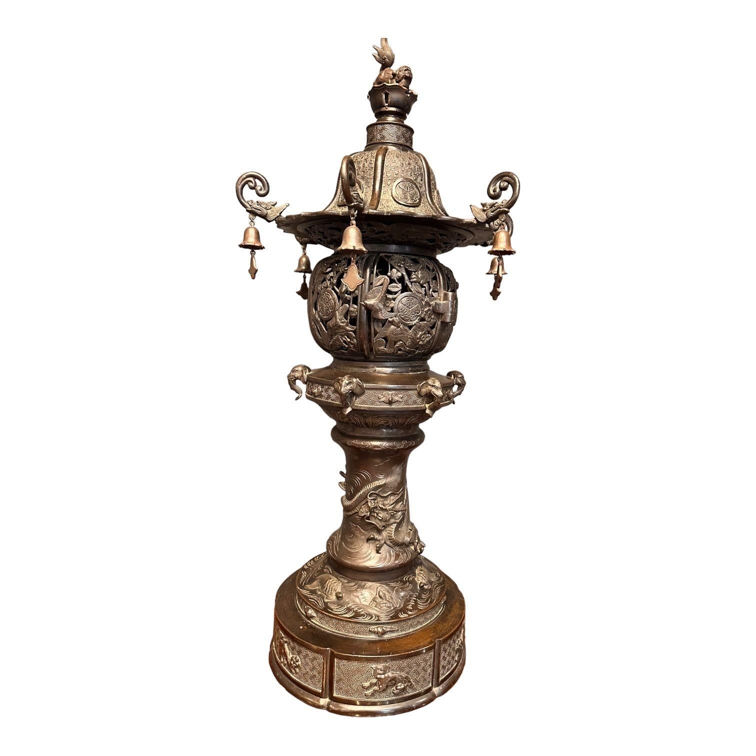 Linterna de templo japonesa de bronce del siglo XIX, decorada con animales y campanas finamente fundidos. La parte superior de la pagoda sobre la sección de la linterna de calado abierto con una puerta que se abre.
Alrededor de 1880
