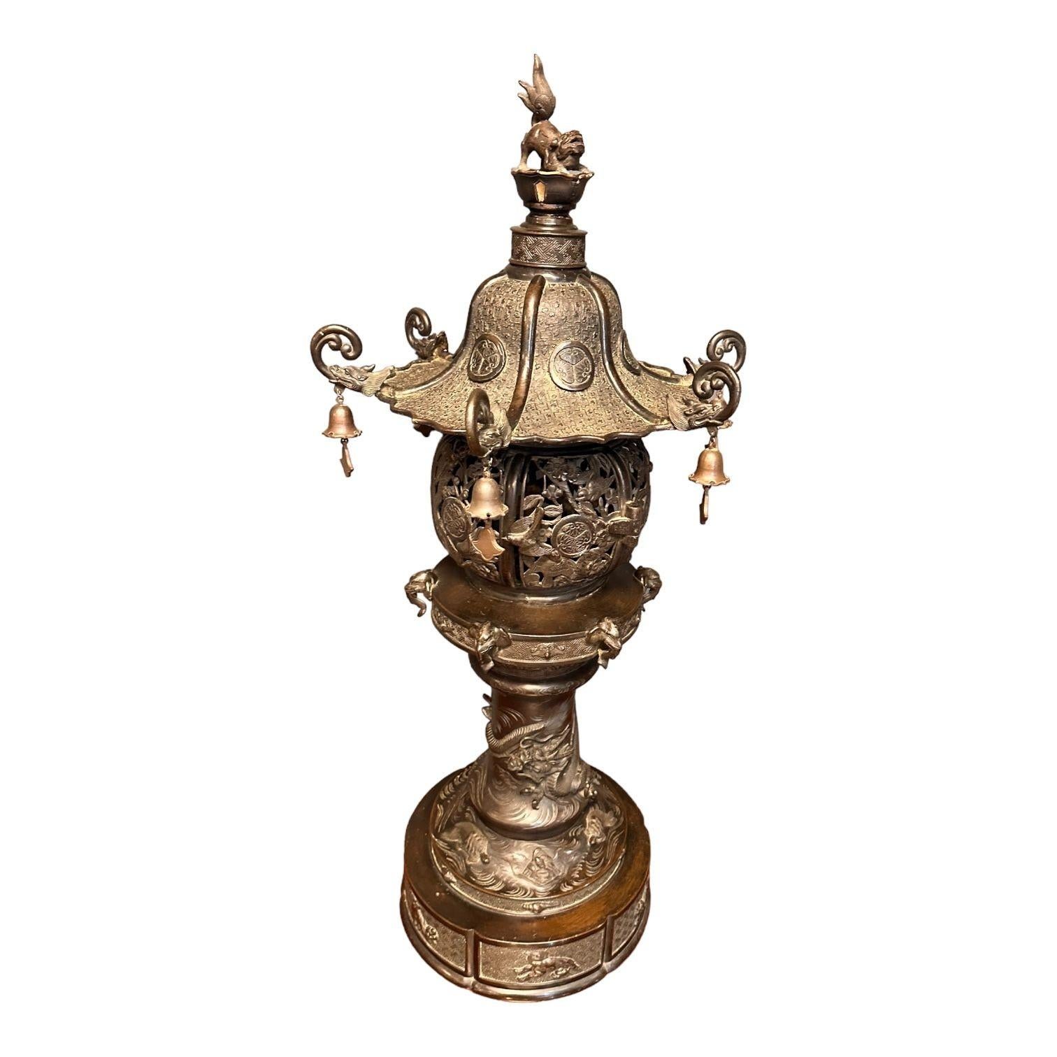 Gran farol de templo de bronce del periodo Meiji Japonés en venta