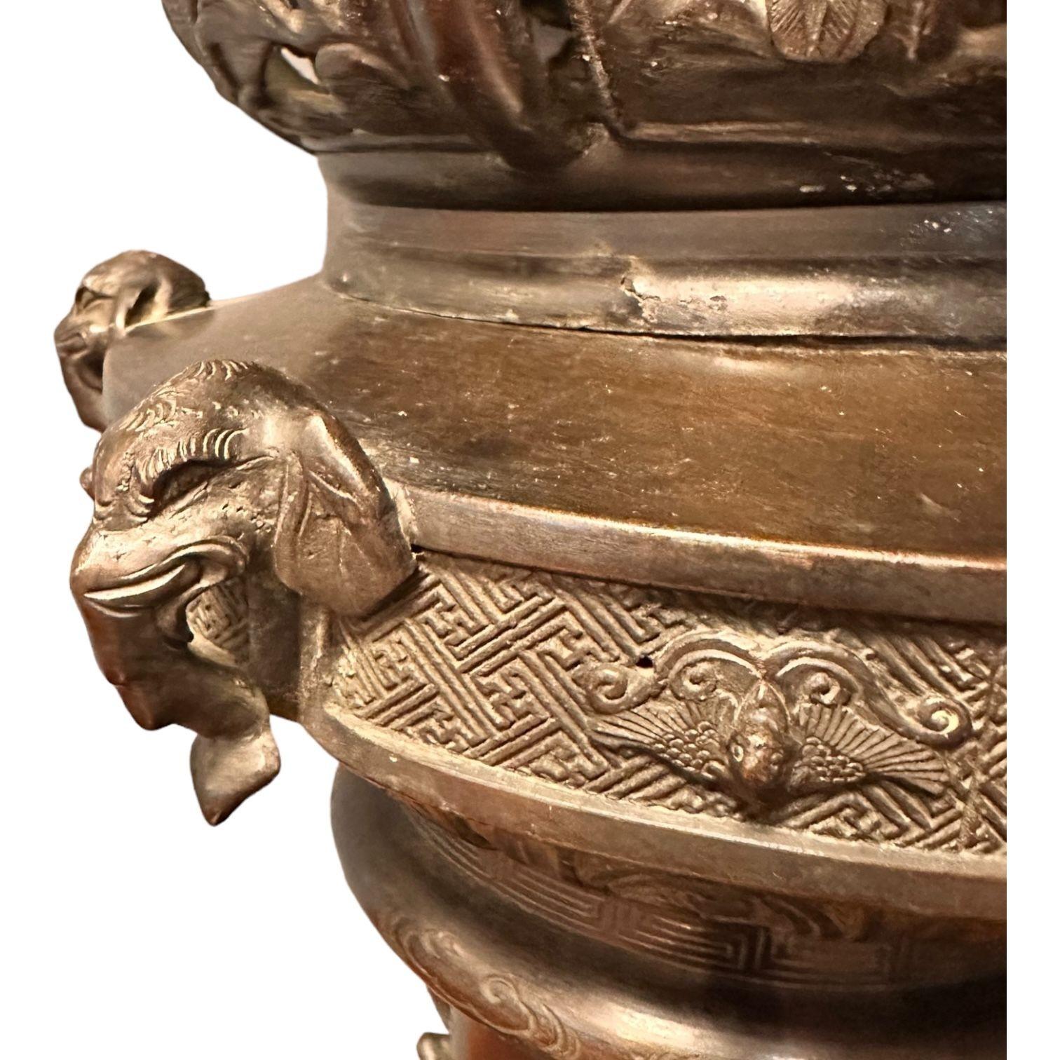 Gran farol de templo de bronce del periodo Meiji siglo XIX en venta