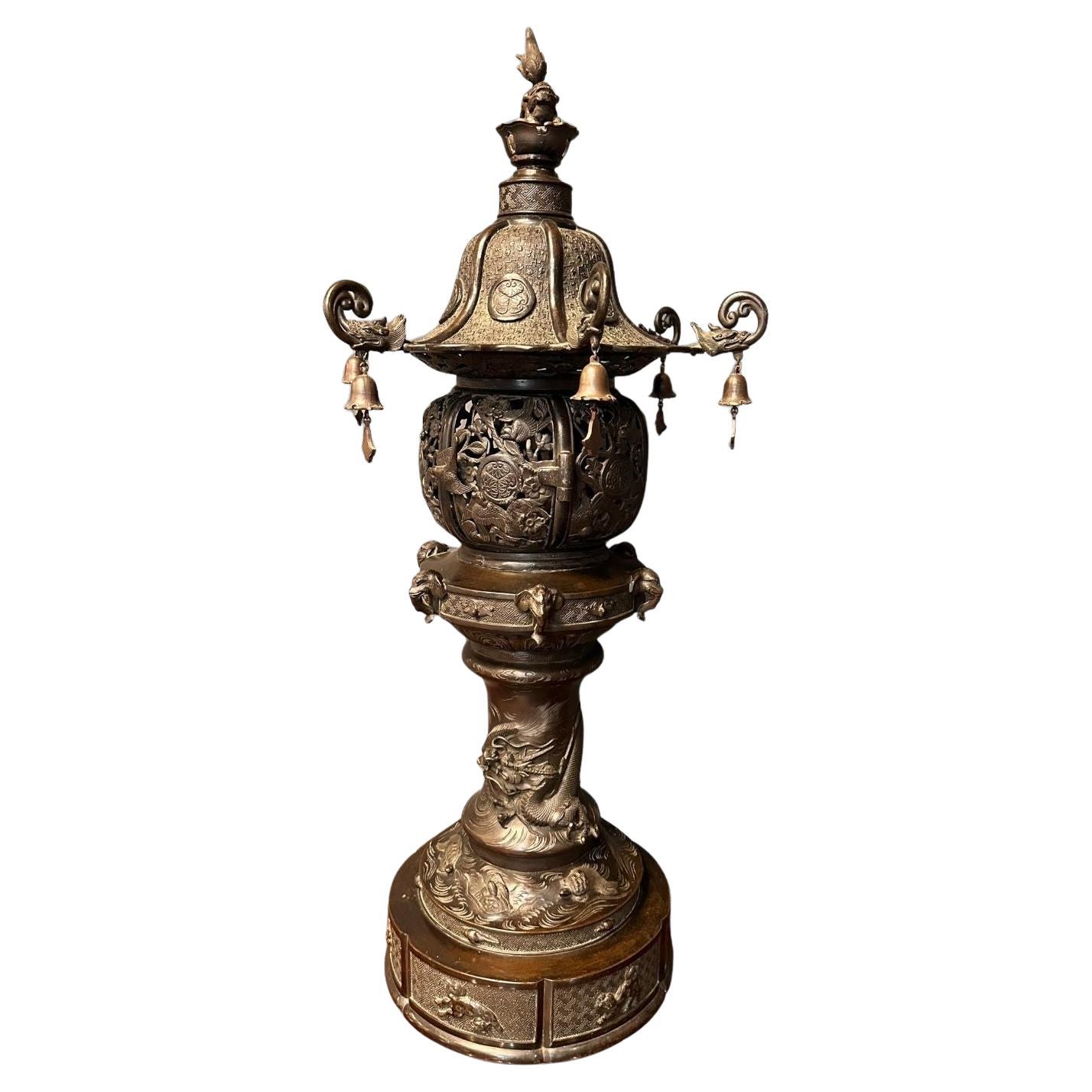 Gran farol de templo de bronce del periodo Meiji en venta