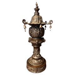 Una grande lanterna da tempio in bronzo del periodo Meiji