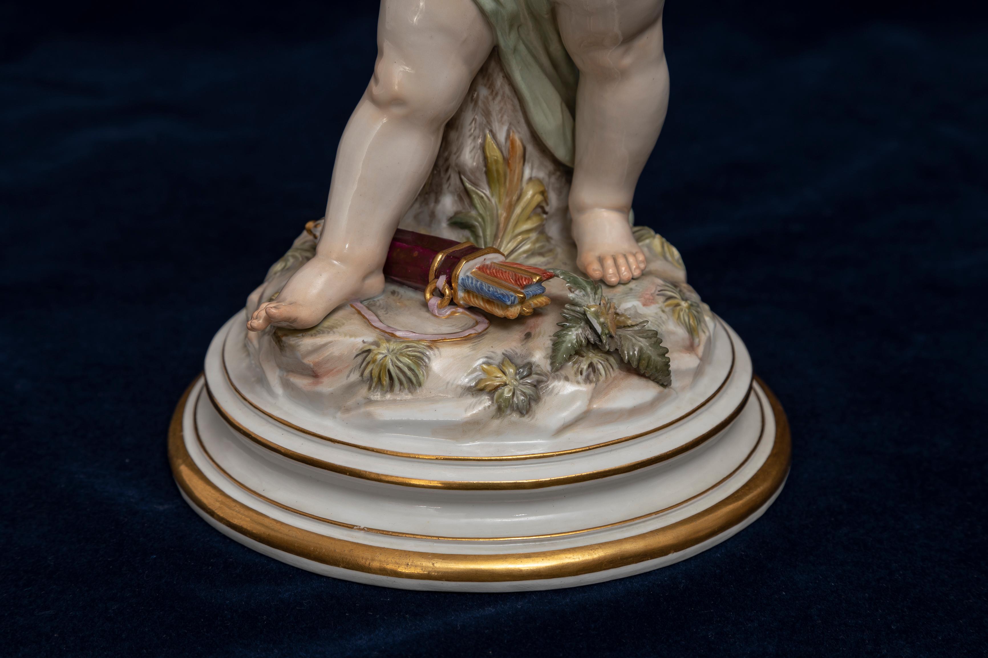 Eine große Meissen Porcelain Devisenkinder Amor Figur 