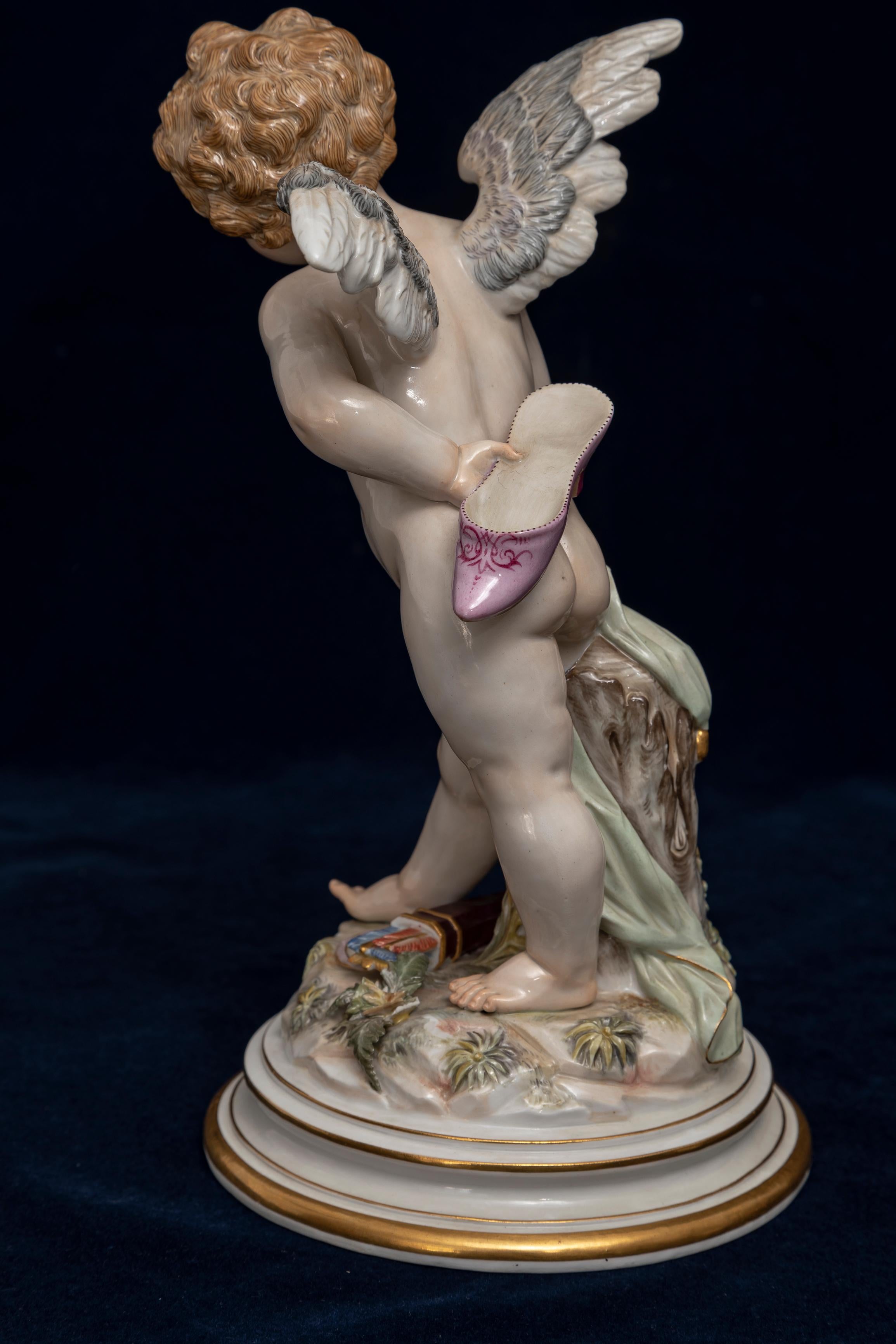 Eine große Meissen Porcelain Devisenkinder Amor Figur 